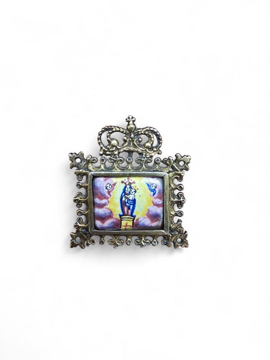 Elegante e raffinato pendente reliquiario smaltato del XVIII secolo, finemente lavorato in argento dorato. Il pezzo raffigura la Vergine Maria, delicatamente immortalata in smalto policromo, dimostrando l'alta qualità dell'artigianato