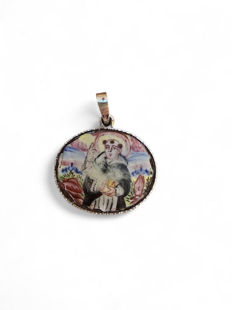 Pendentif Reliquaire émaillé - 19ème siècle
Délicat pendentif reliquaire circulaire en argent massif avec émail peint à la main, datant du XIXe siècle, probablement d'origine italienne. Il présente une image religieuse minutieusement colorée et