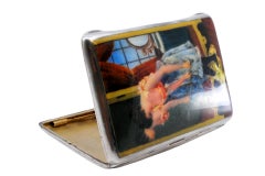 Estuche de plata esmaltada con escena de joven dama, interior dorado, tapa abatible