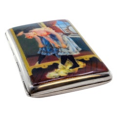 Estuche de plata esmaltada con escena de joven dama, interior dorado, tapa abatible