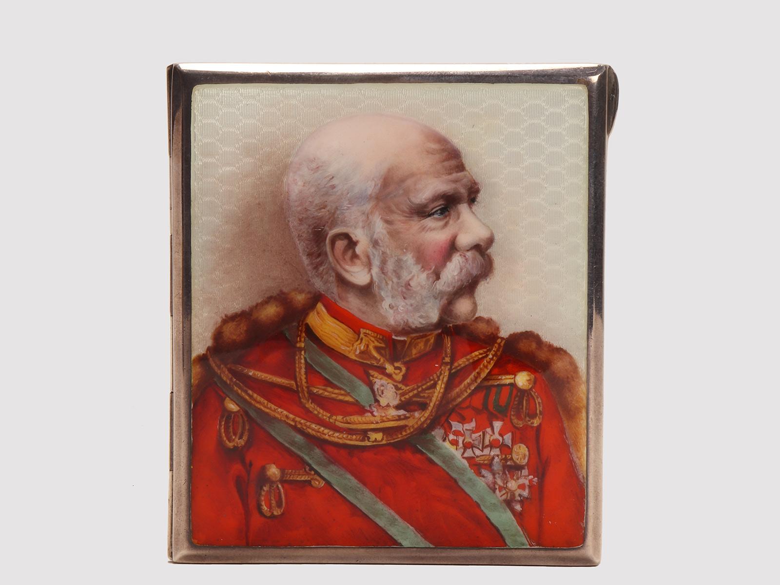 Cigarette case in 900/1000 silver, with internal gilding.
Above the lid, an enamel miniature on the guilloché prepared bed. The miniature depicts Emperor Franz Joseph of Austria (1830 - 1916), in Hungarian uniform, Hussar. Italy circa 1900.