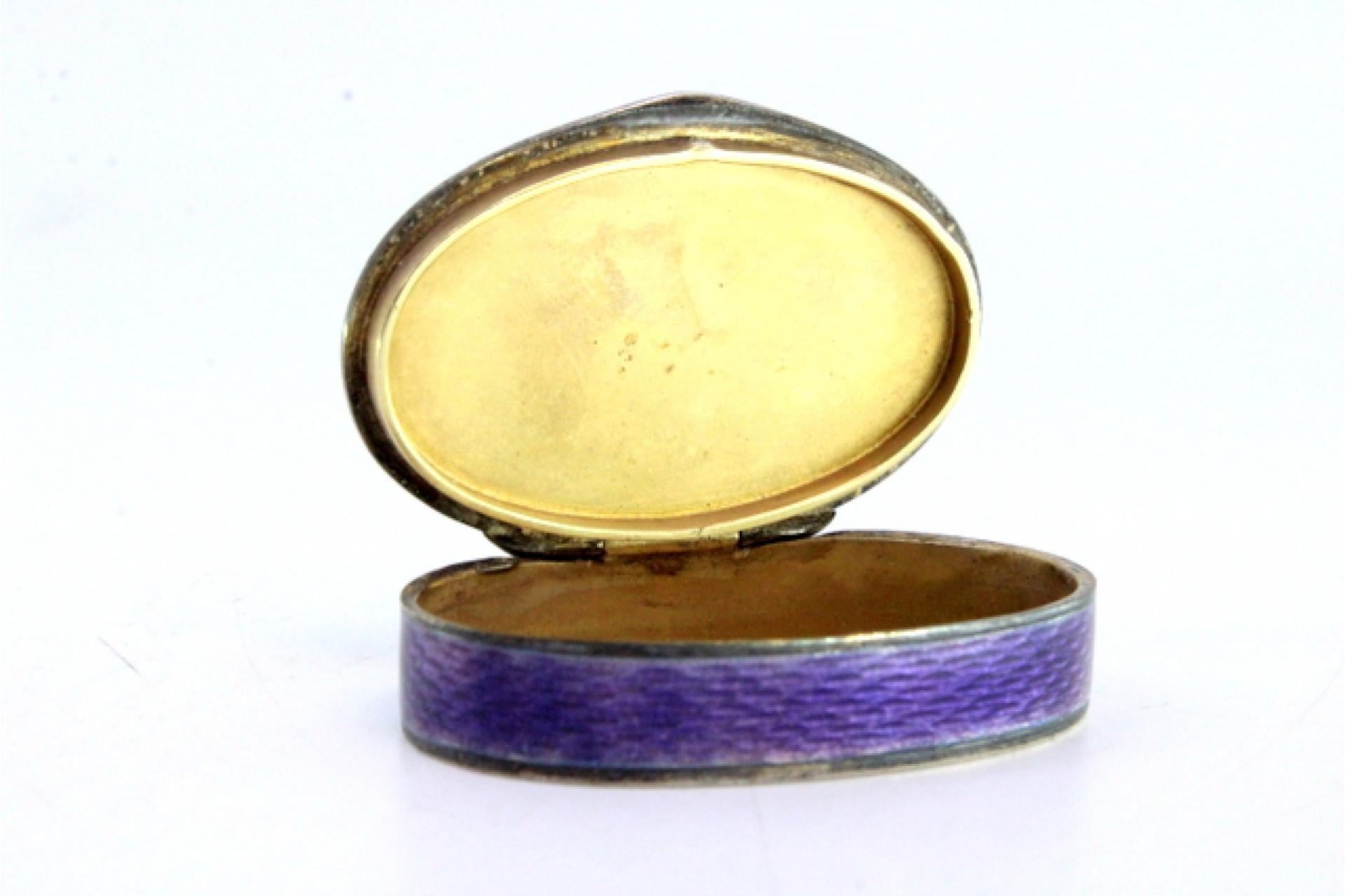 Descrizione: Portapillole in argento smaltato con fiori sul coperchio incernierato. Metallo: Argento. Origine: Europea. Marchio: Sconosciuto. Peso: 31,69 grammi. Dimensioni: 4,5 cm x 3 cm. Contenuto: 925/1000. Marchio di controllo: Yes One.