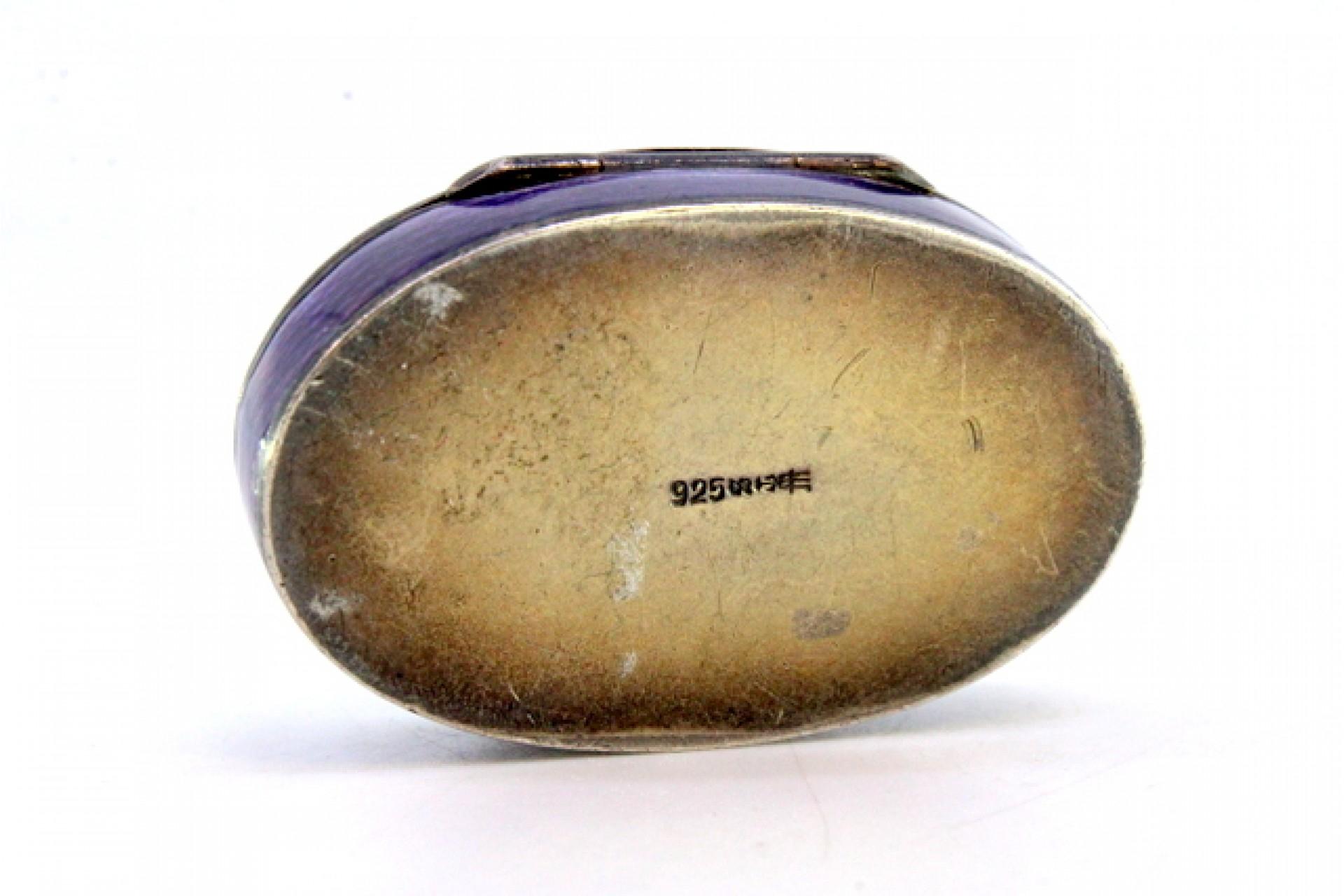 Europeo Enameled silver pill box with flowers on the hinged lid in vendita