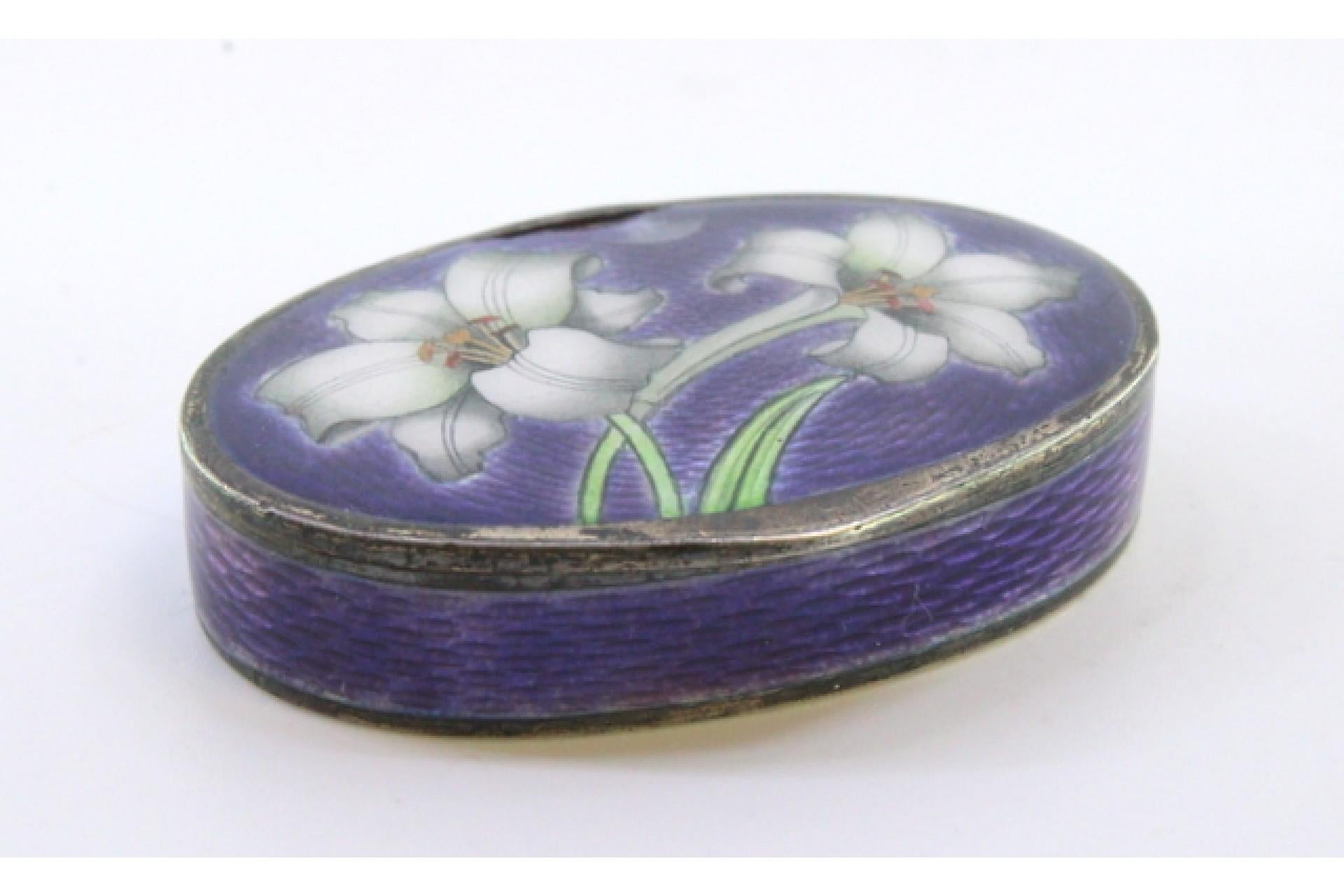 XX secolo Enameled silver pill box with flowers on the hinged lid in vendita