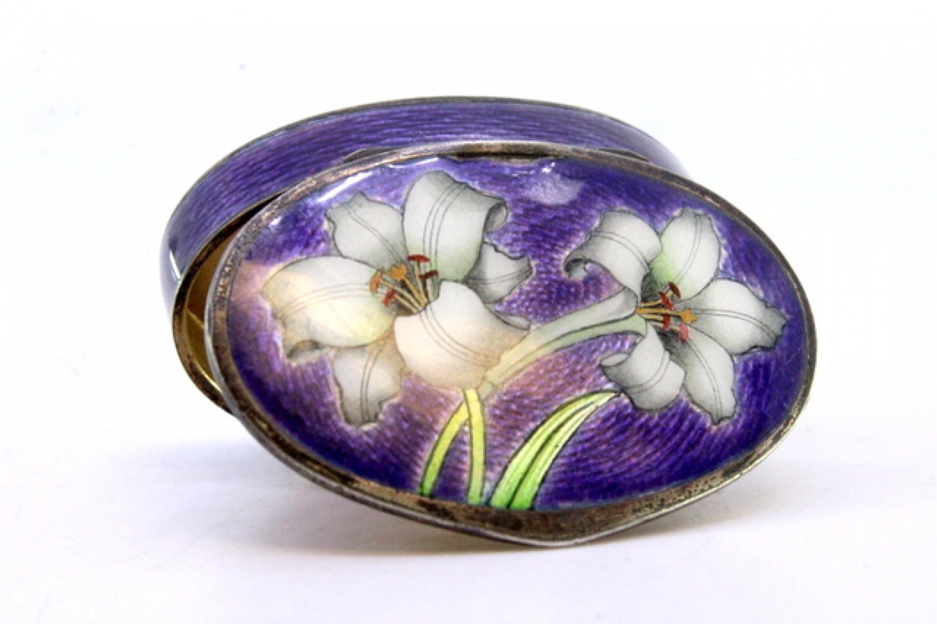 Argento Enameled silver pill box with flowers on the hinged lid in vendita