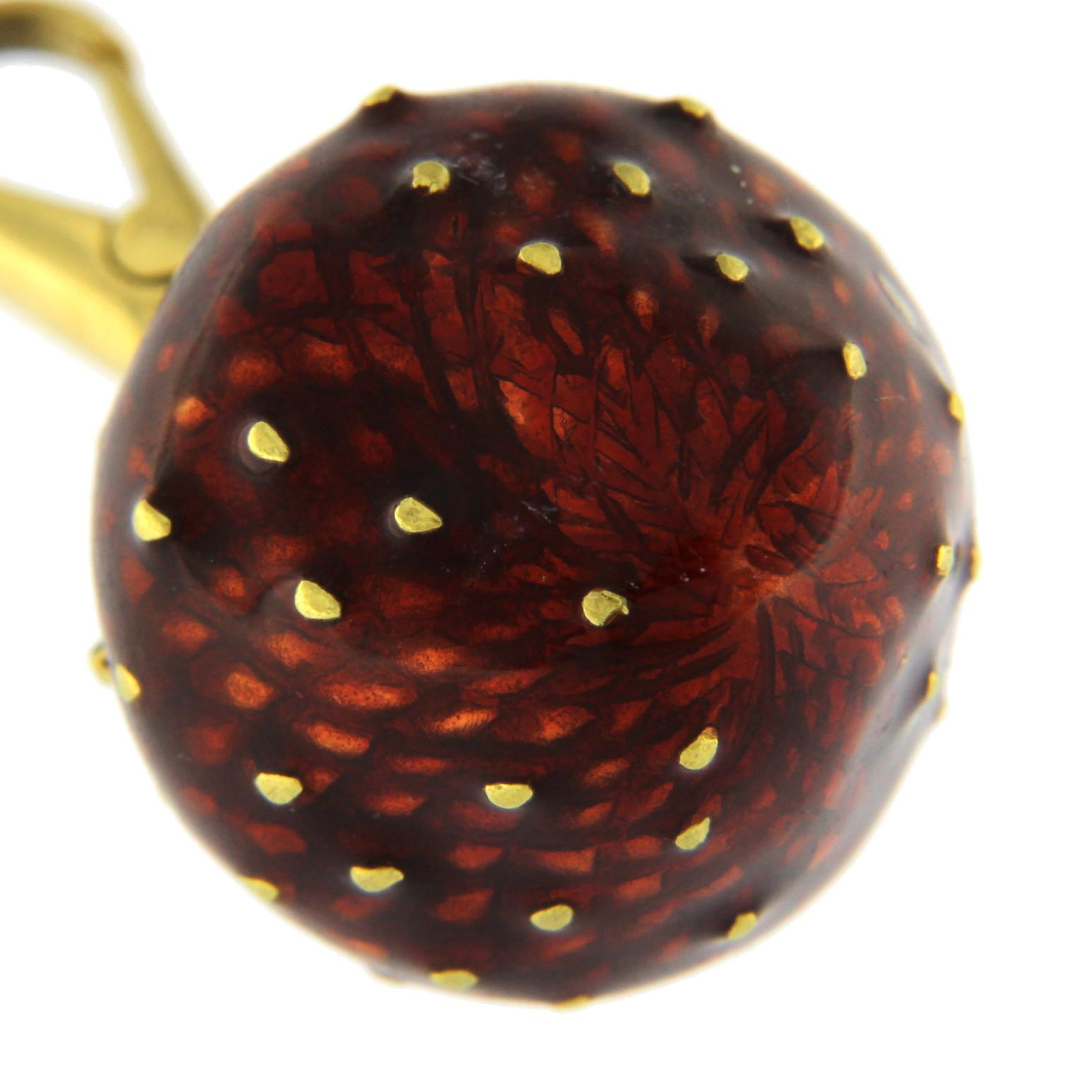 Cette boîte à pilules absolument unique est fabriquée en or 18 carats, conçue en forme de fraise pour un look à la fois ludique et élégant. Les détails en émail vibrant ajoutent une touche de couleur, rehaussant le charme de cette pièce unique.