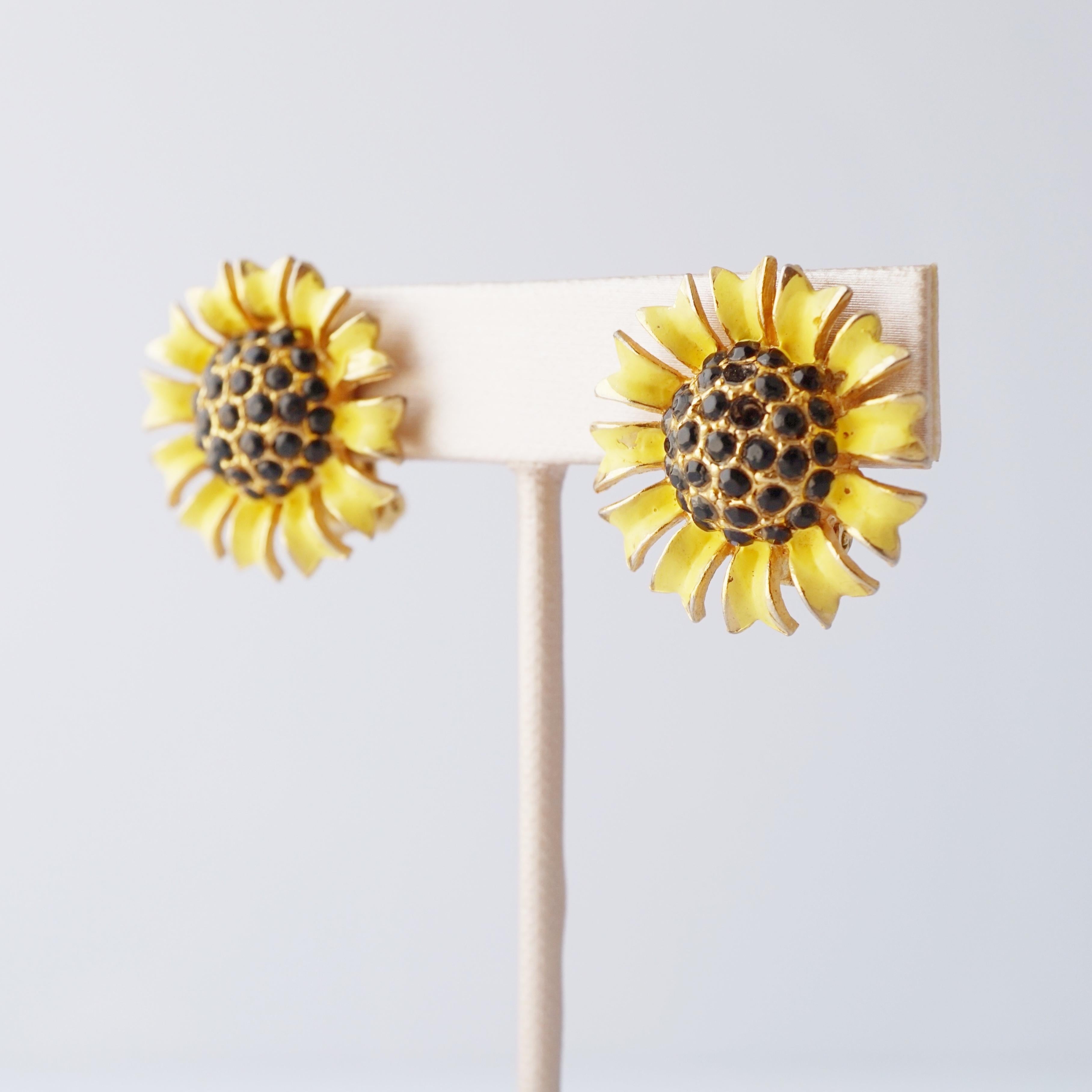 Moderne Boucles d'oreilles tournesol émaillé avec pavé de cristal noir par Weiss, années 1960 en vente