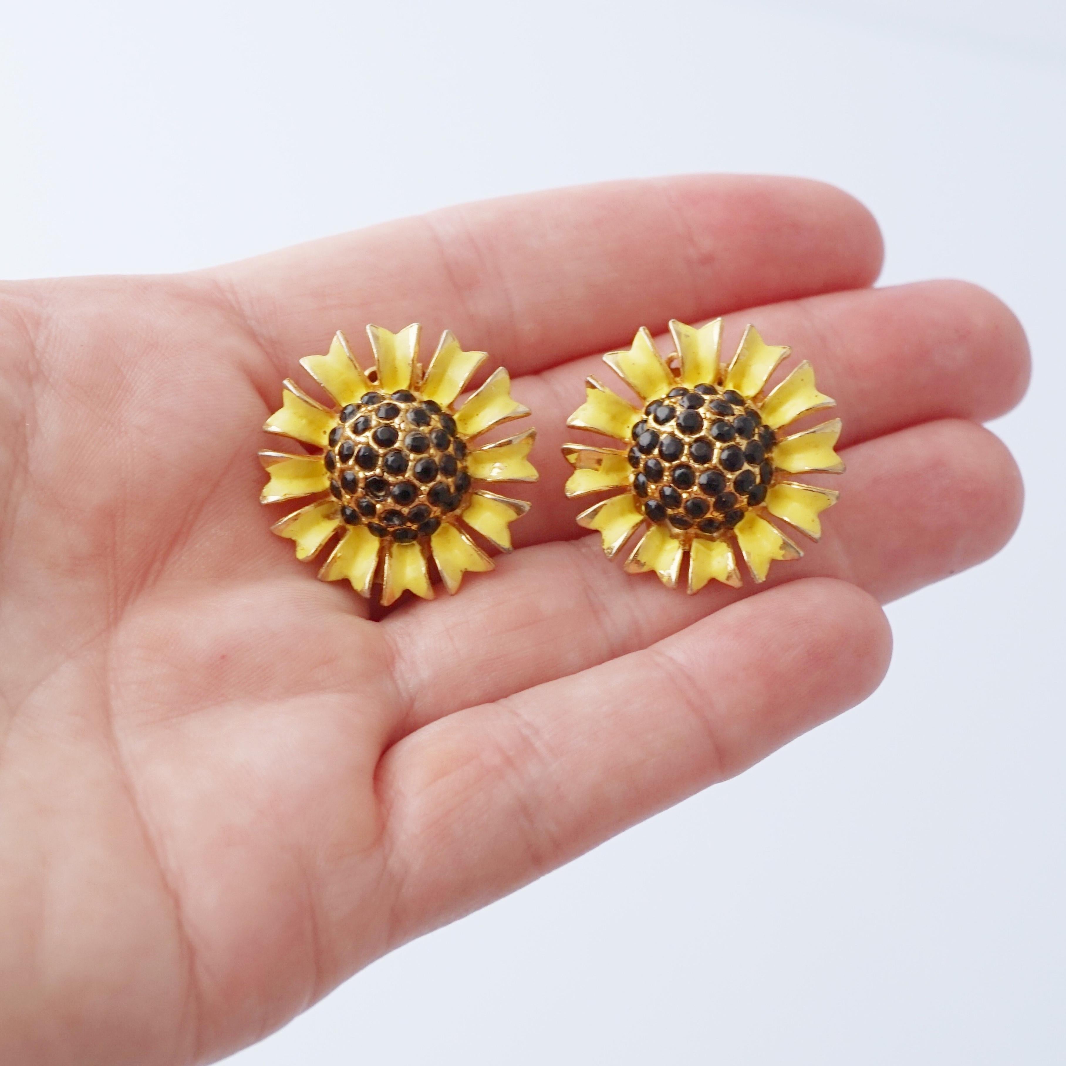 Boucles d'oreilles tournesol émaillé avec pavé de cristal noir par Weiss, années 1960 Pour femmes en vente