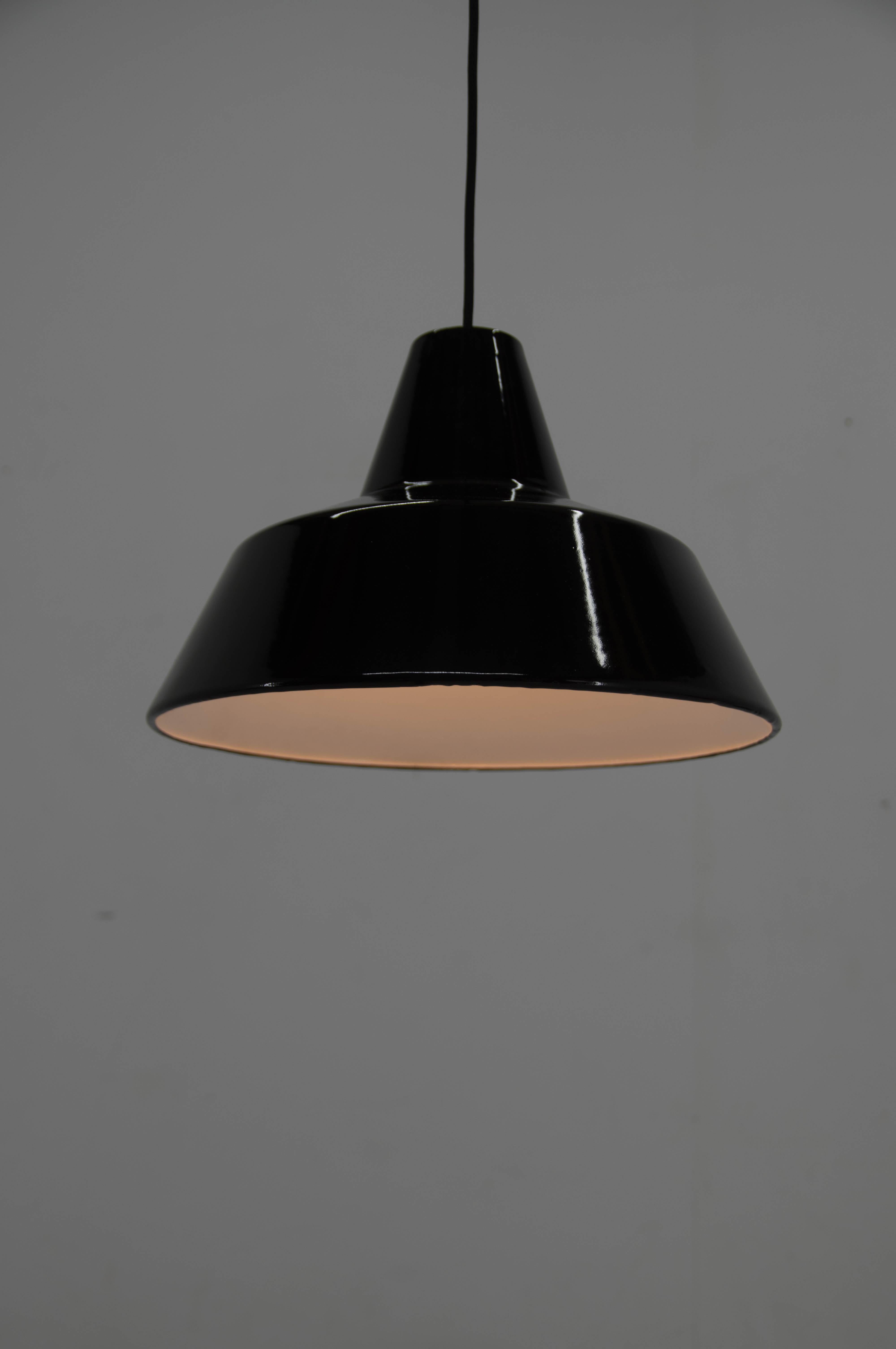 Scandinave moderne Lampe à suspension émaillée de Louis Poulsen, années 1960