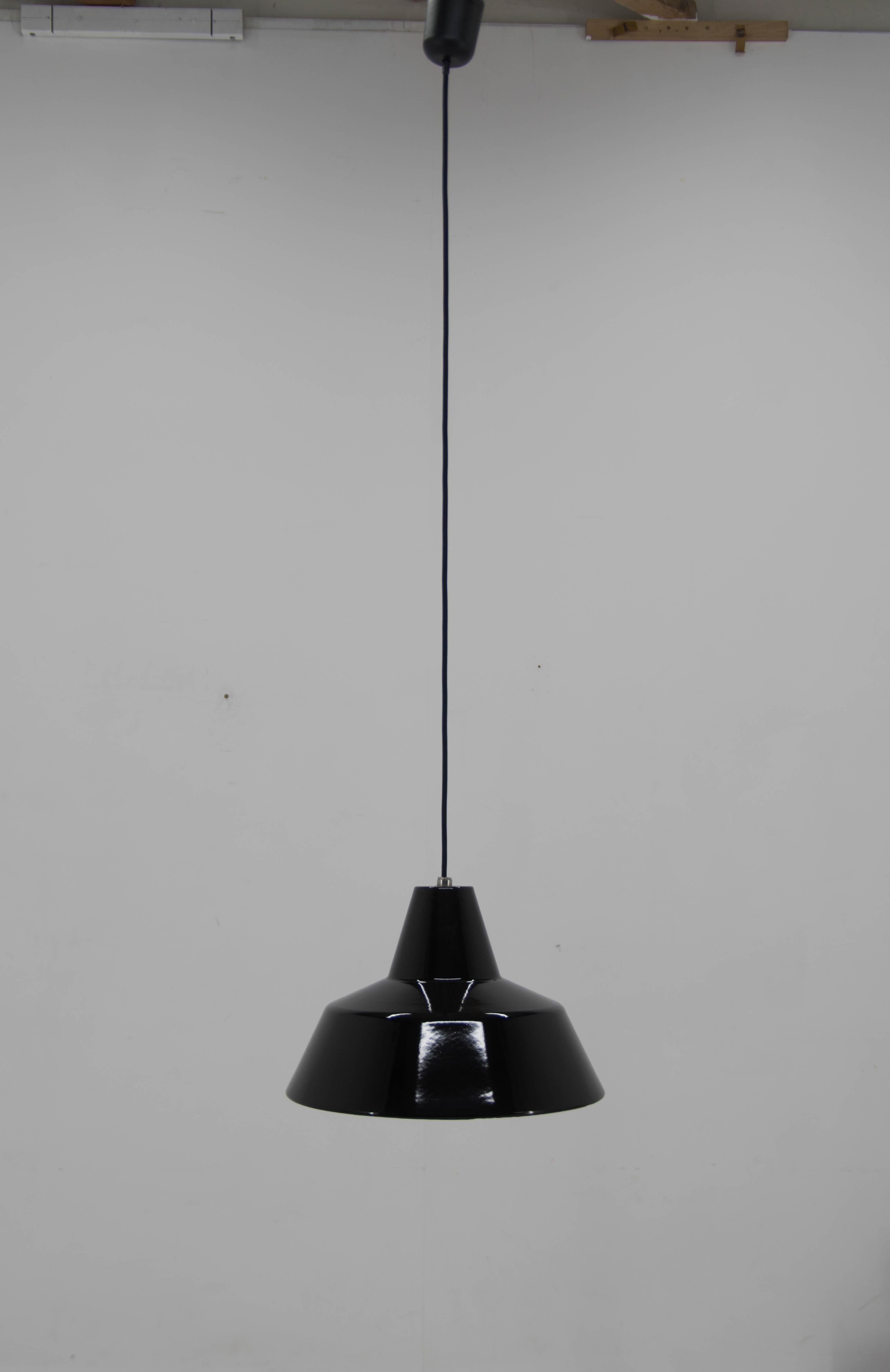 Métal Lampe à suspension émaillée de Louis Poulsen, années 1960