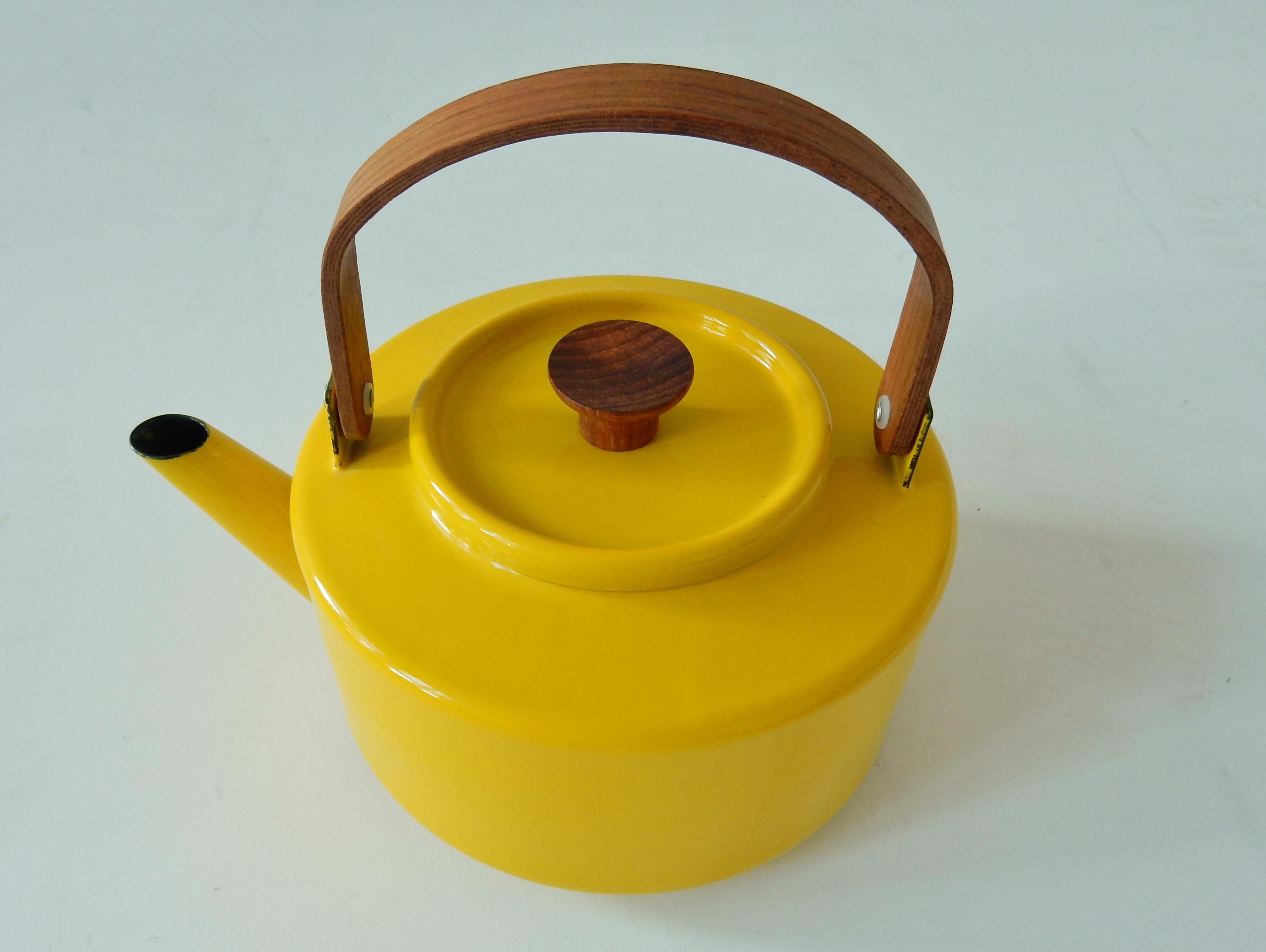 This is a very nice yellow enameled tea kettle designed by Michael Lax for Copco in Spain in 1960. The teapot is signed on the bottom and it is in a very good condition with minor signs of age and use. Delivered in the original