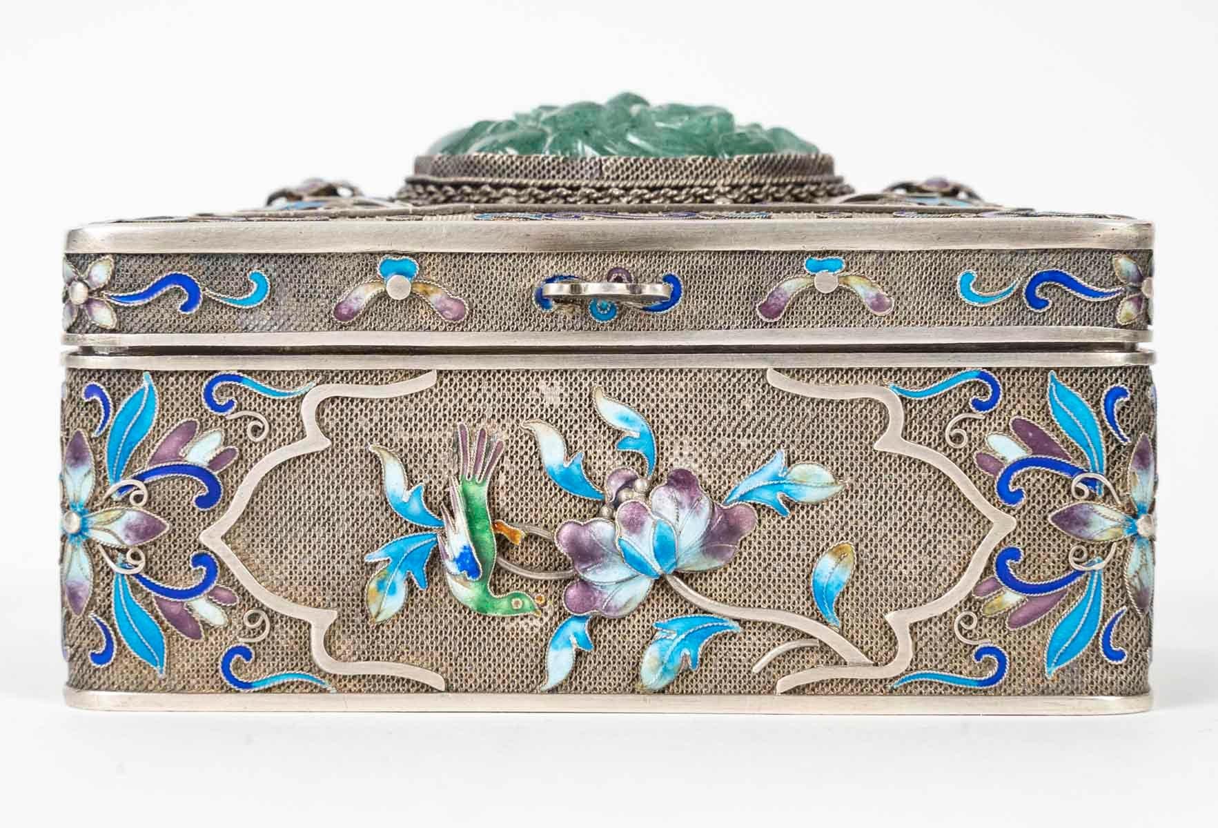 Scatola in argento smaltato e cloisonné, intarsio di giada, Cina, XIX secolo.

Scatola in argento smaltato e cloisonné, intarsio di giada, Cina, XIX secolo.
H: 6cm, L: 11cm, P: 7cm
