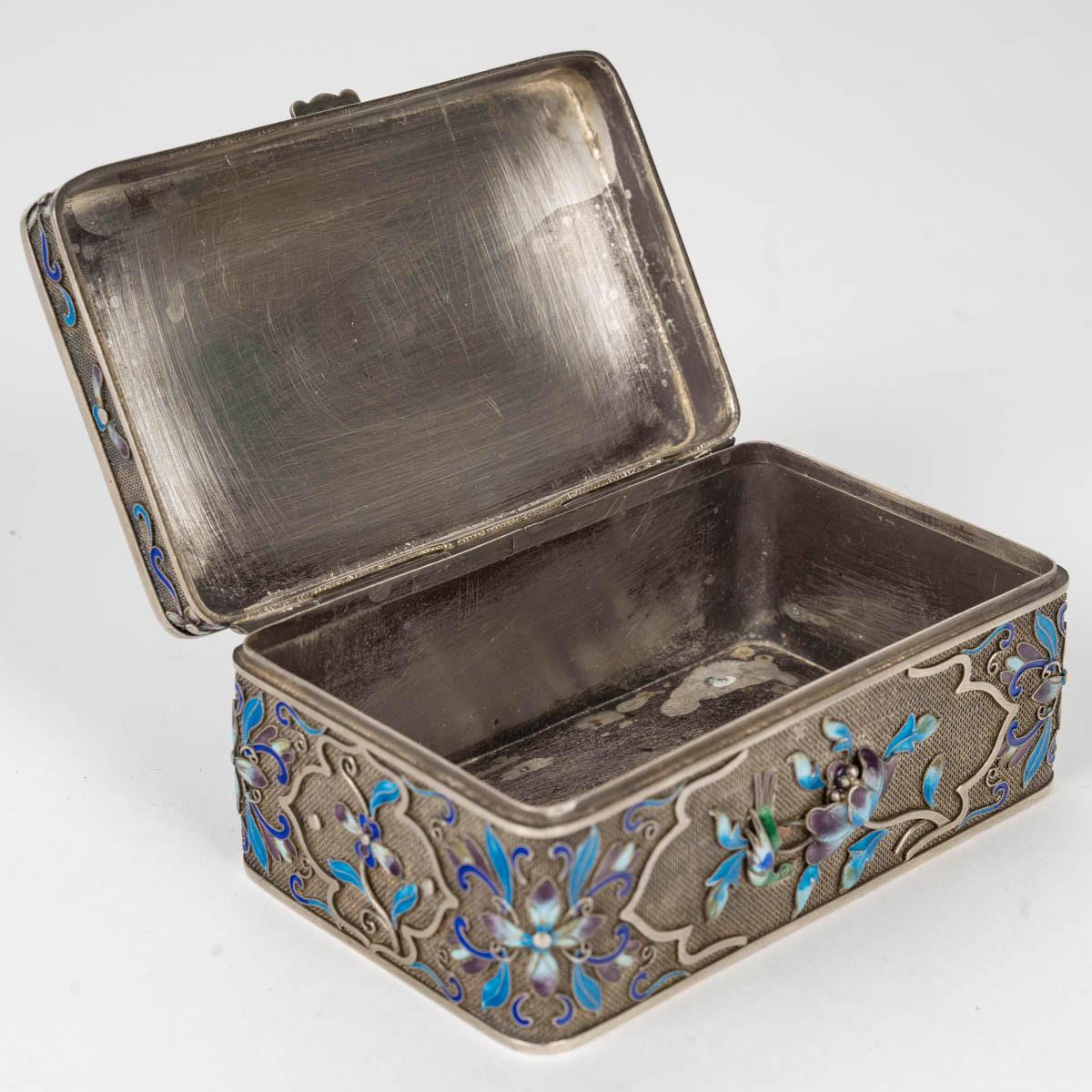 Cinese Scatola in argento smaltato e cloisonné, intarsio di giada, Cina, XIX secolo. in vendita