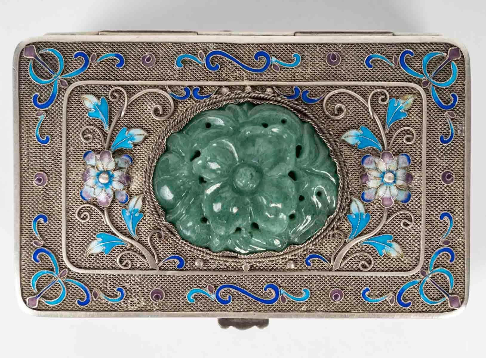Smaltato Scatola in argento smaltato e cloisonné, intarsio di giada, Cina, XIX secolo. in vendita