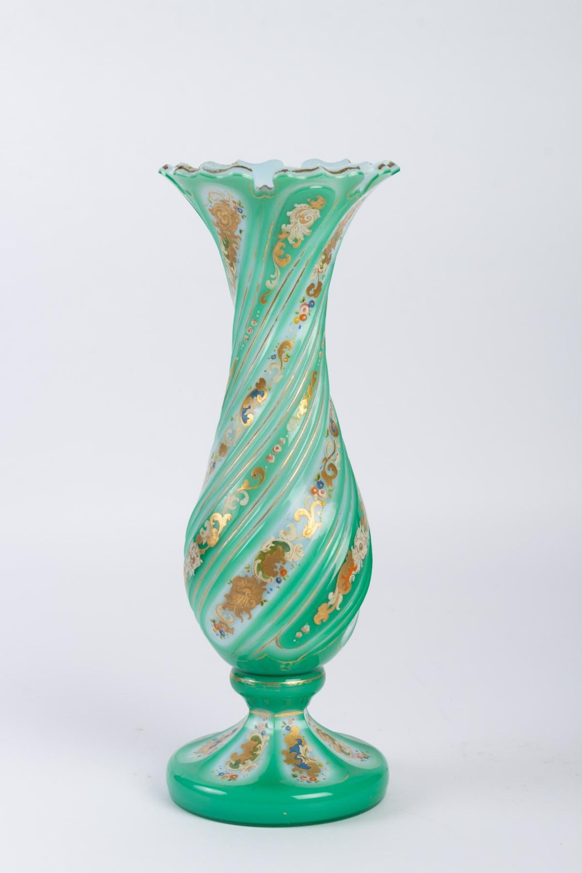 Enameled and gilded opaline vase, 1840-1860, 19th century.

Measures: H 32 cm, D 12 cm.