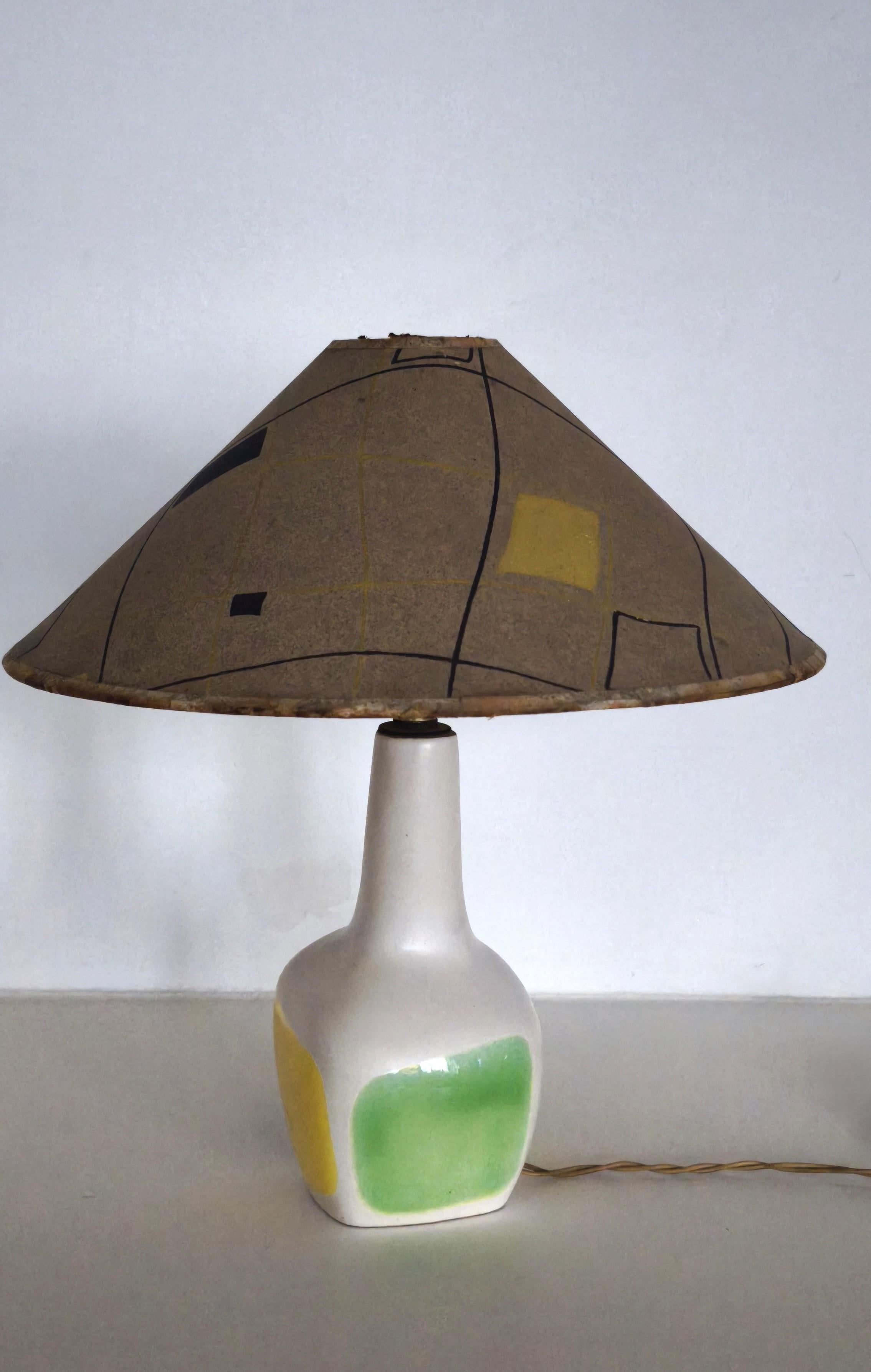 Belle lampe en céramique des années 1950 avec abat-jour d'origine, attribuée à Roland Brice.
.
Biot, France.
.
Dimensions : 
Hauteur de la lampe avec la douille : 20cm
Largeur de la base de la lampe : 8 cm
Hauteur de l'abat-jour : 10 cm
Diamètre de
