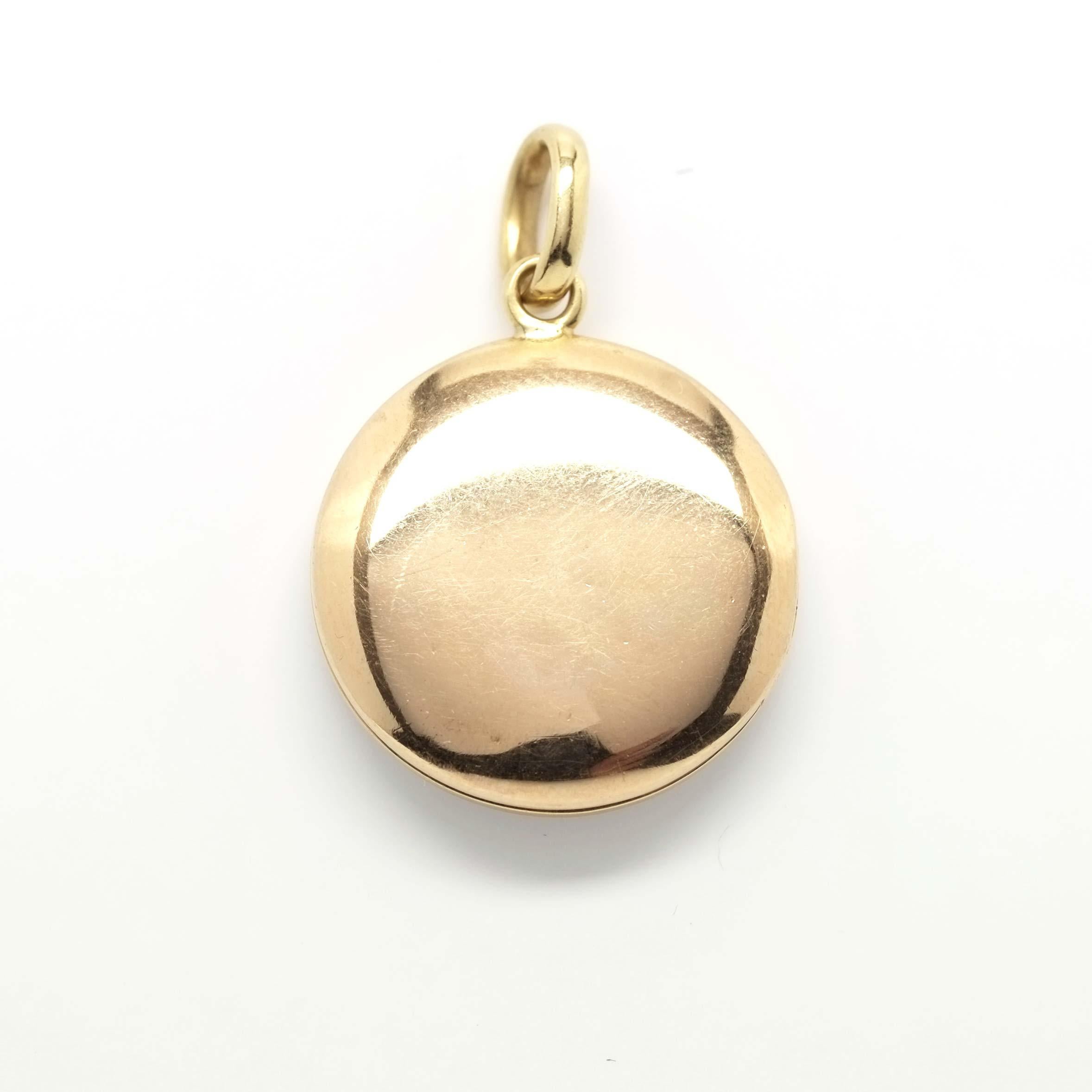 The Locket, which became a must-have in the second half of the nineteenth century, has always had the function of keeping important memories close to the heart. This pendant, in particular, was probably made in Italy around the 70s in yellow gold