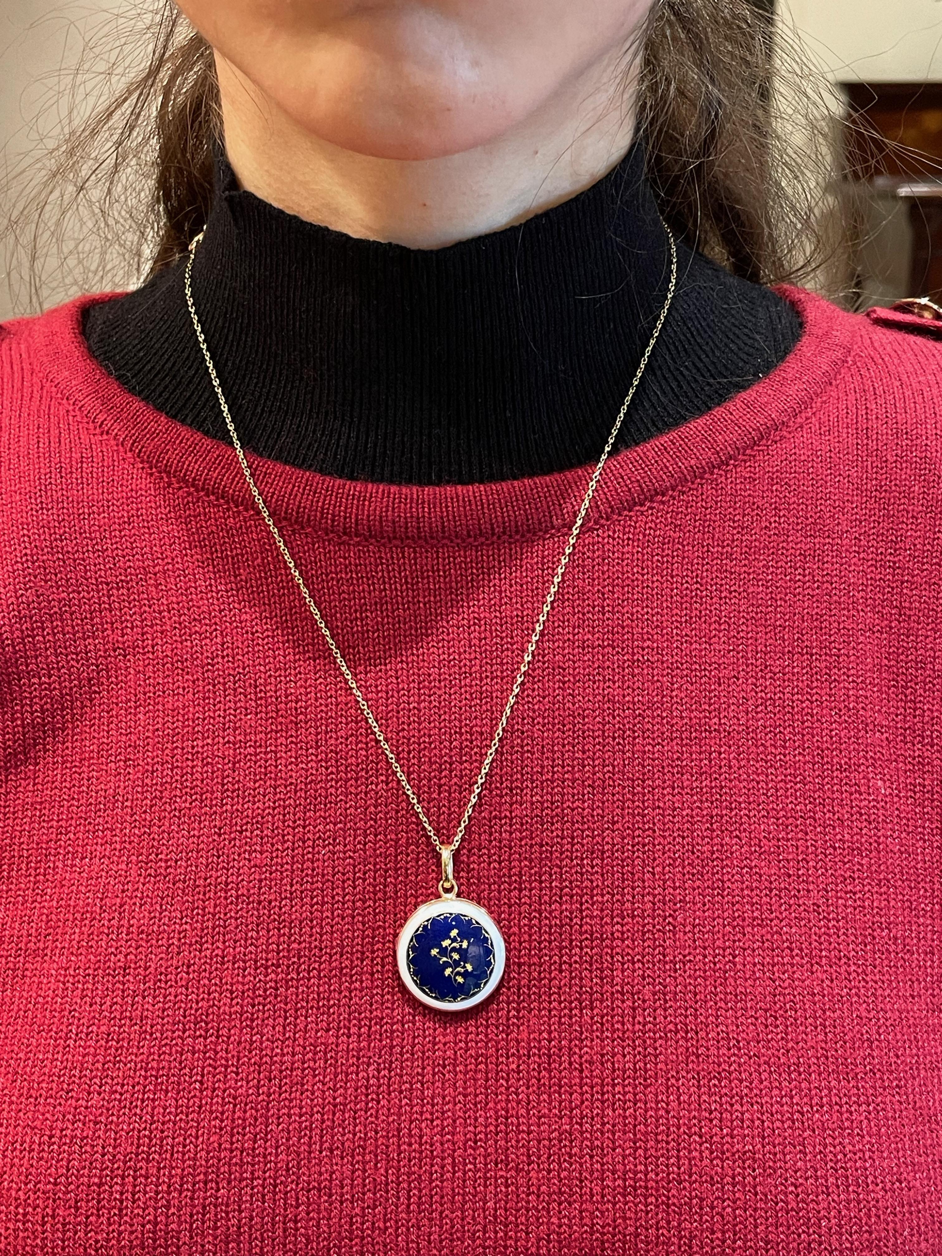 Pendentif médaillon émaillé en vente 1