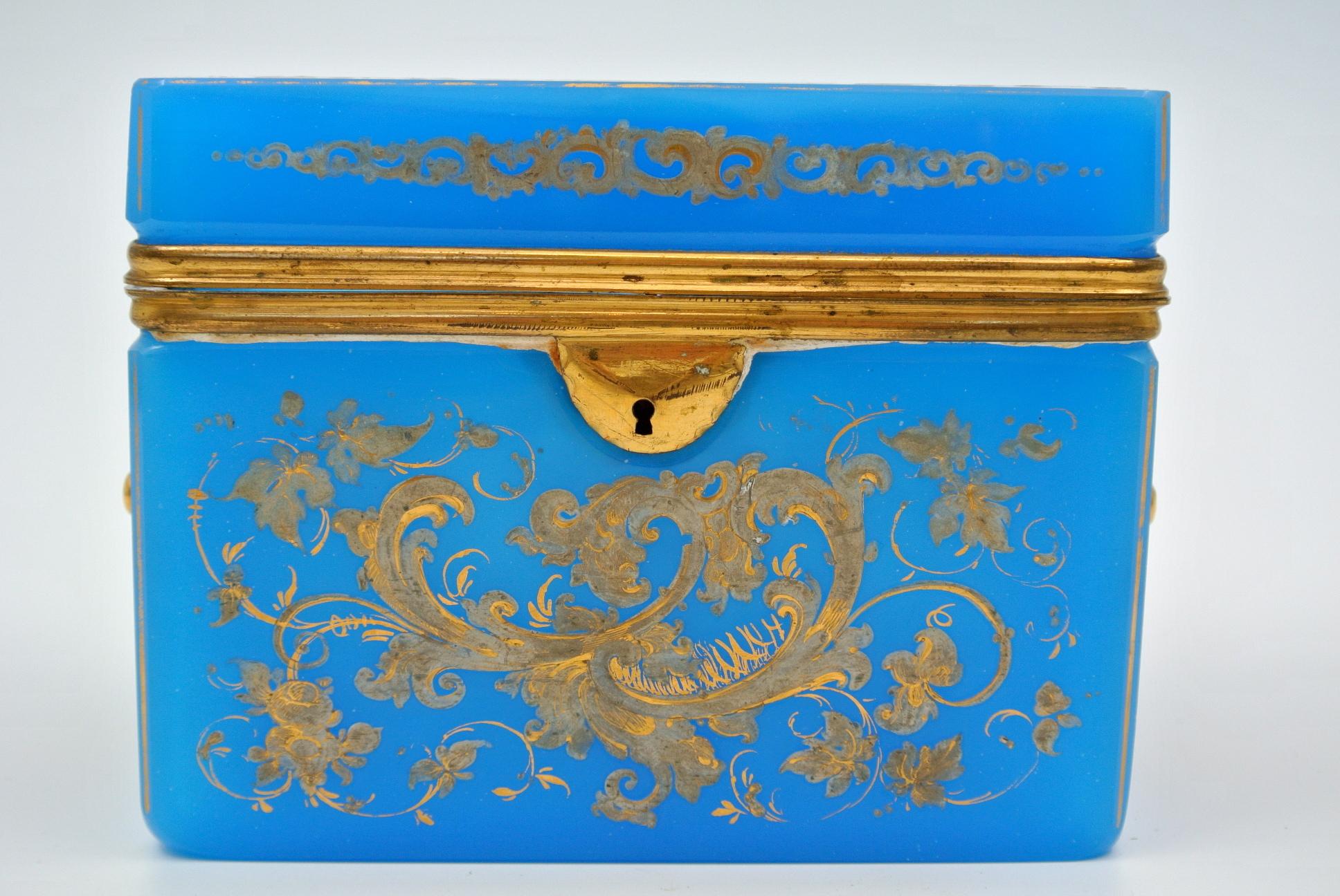 Enameled Opaline box,
Brass frame with its Key, 19th century, Napoleon III Period
Measures: H 11cm, W 16cm, D 9cm.