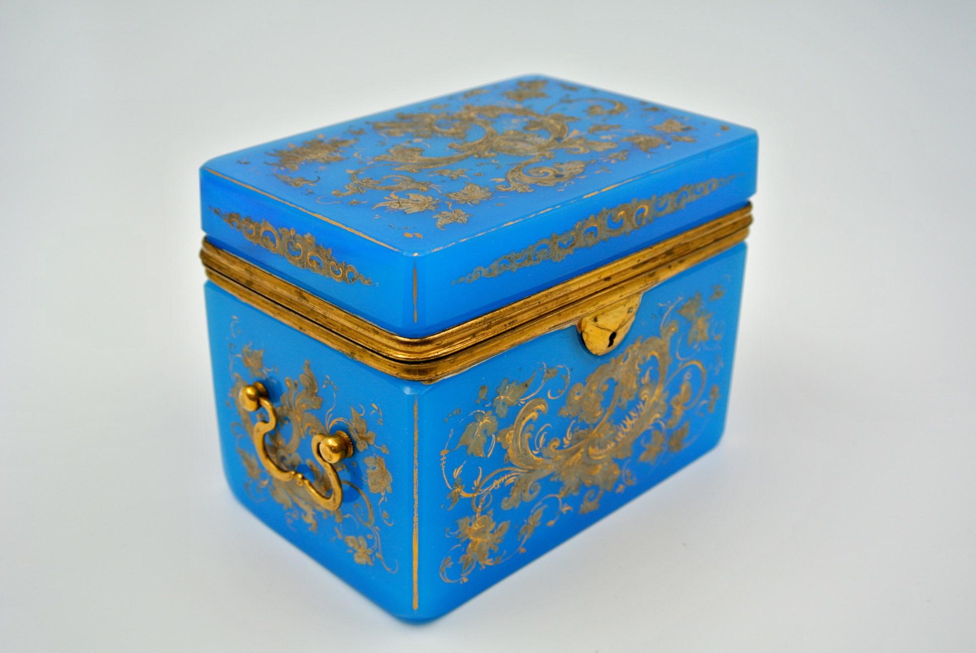 Enameled Opaline Box In Good Condition In Saint-Ouen, FR