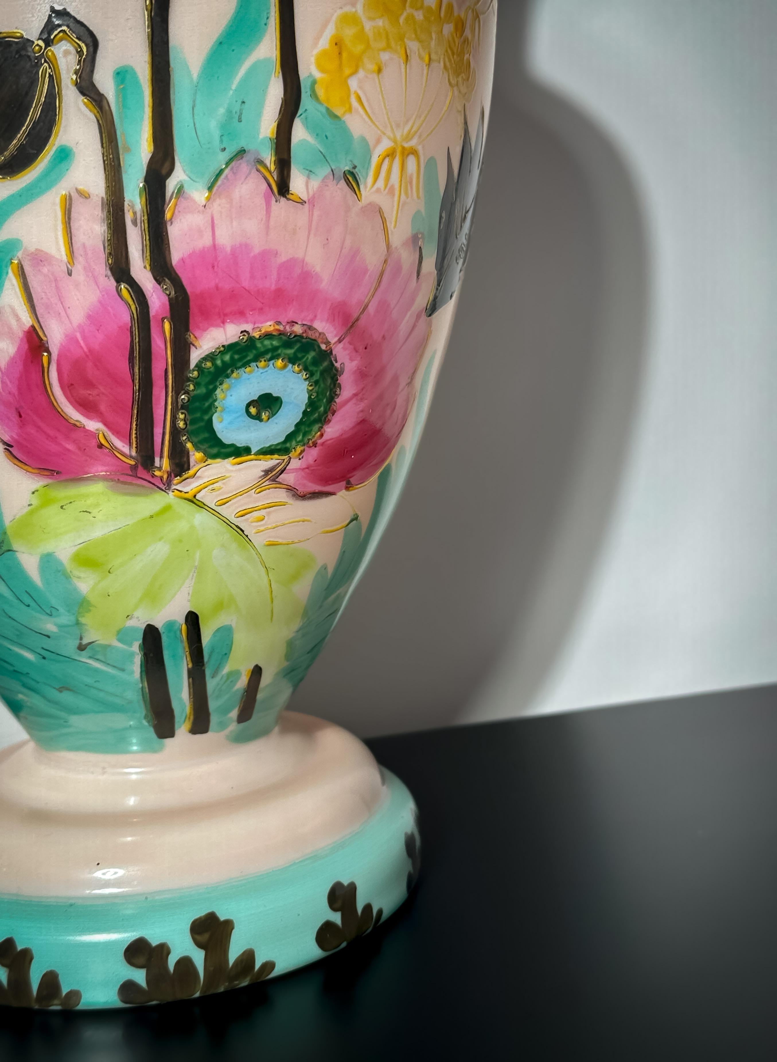 Questo vaso in vetro opalino rosa dell'Art Nouveau francese, soffiato e decorato a mano nel 1896 circa, esemplifica l'amore dell'epoca per le forme organiche e l'artigianato intricato. Di forma a balaustro, il vaso presenta una scena floreale