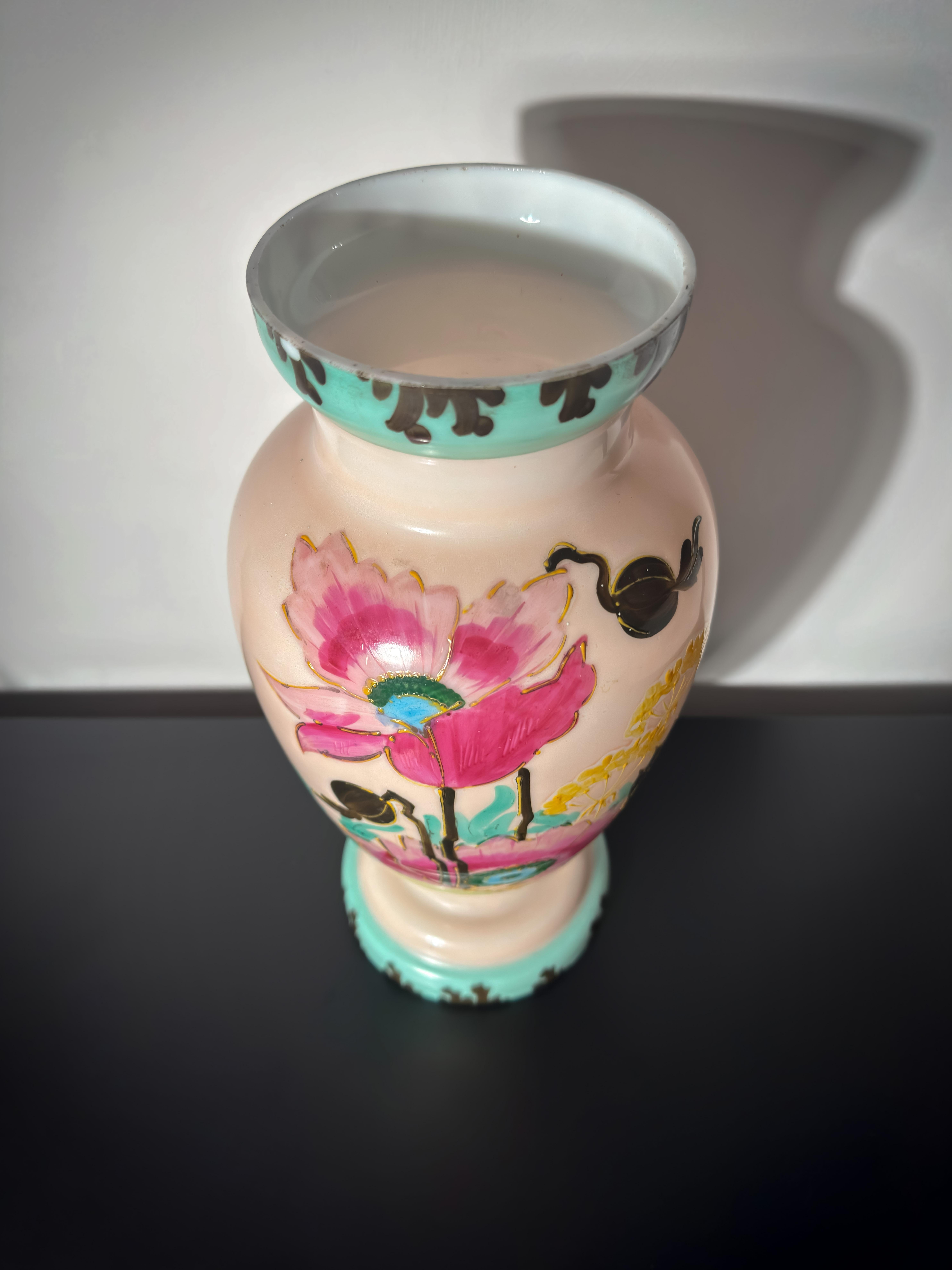 Francese Vaso in vetro opalino rosa Art Nouveau francese con papaveri smaltati, 1896 ca. in vendita