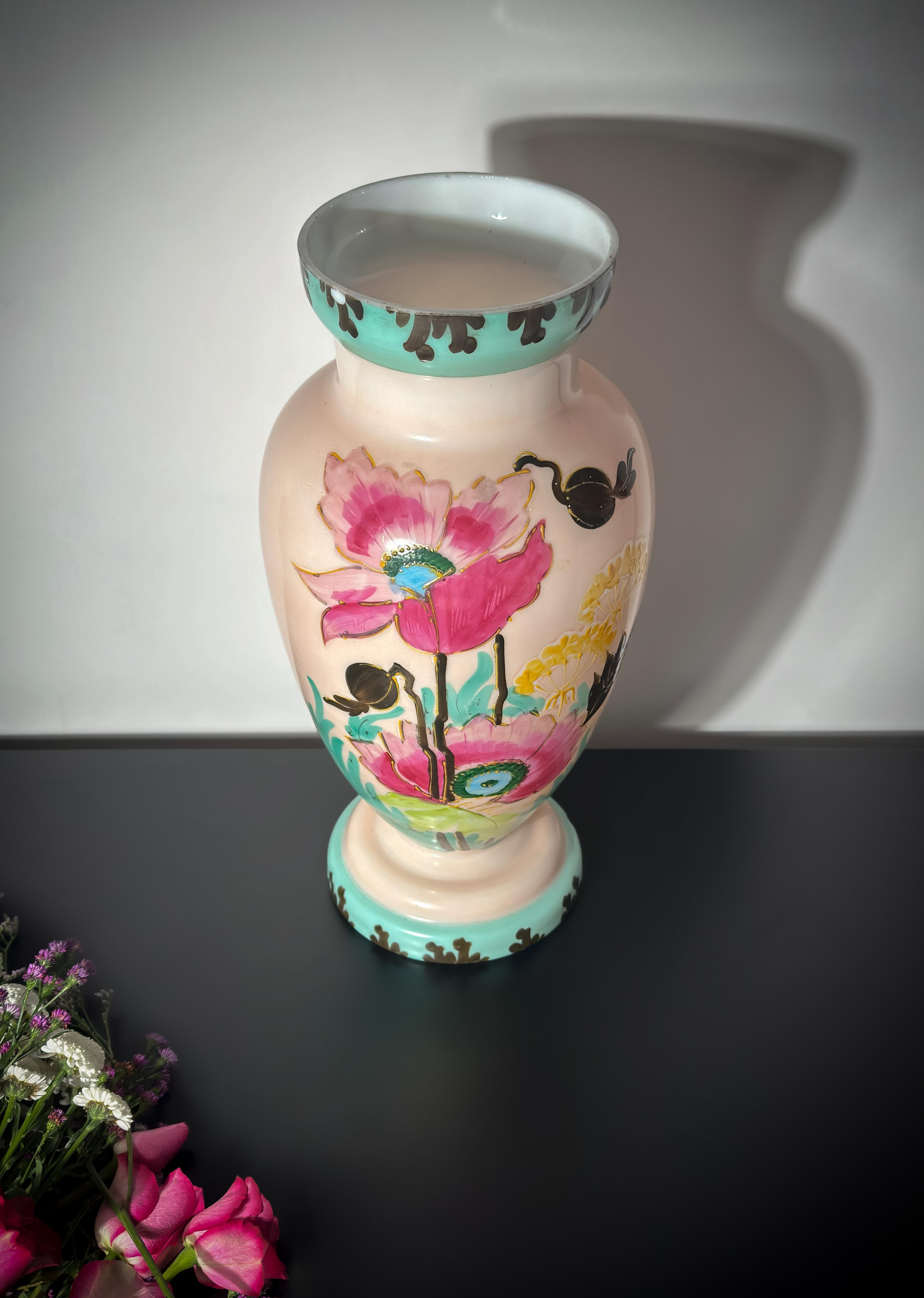 XIX secolo Vaso in vetro opalino rosa Art Nouveau francese con papaveri smaltati, 1896 ca. in vendita