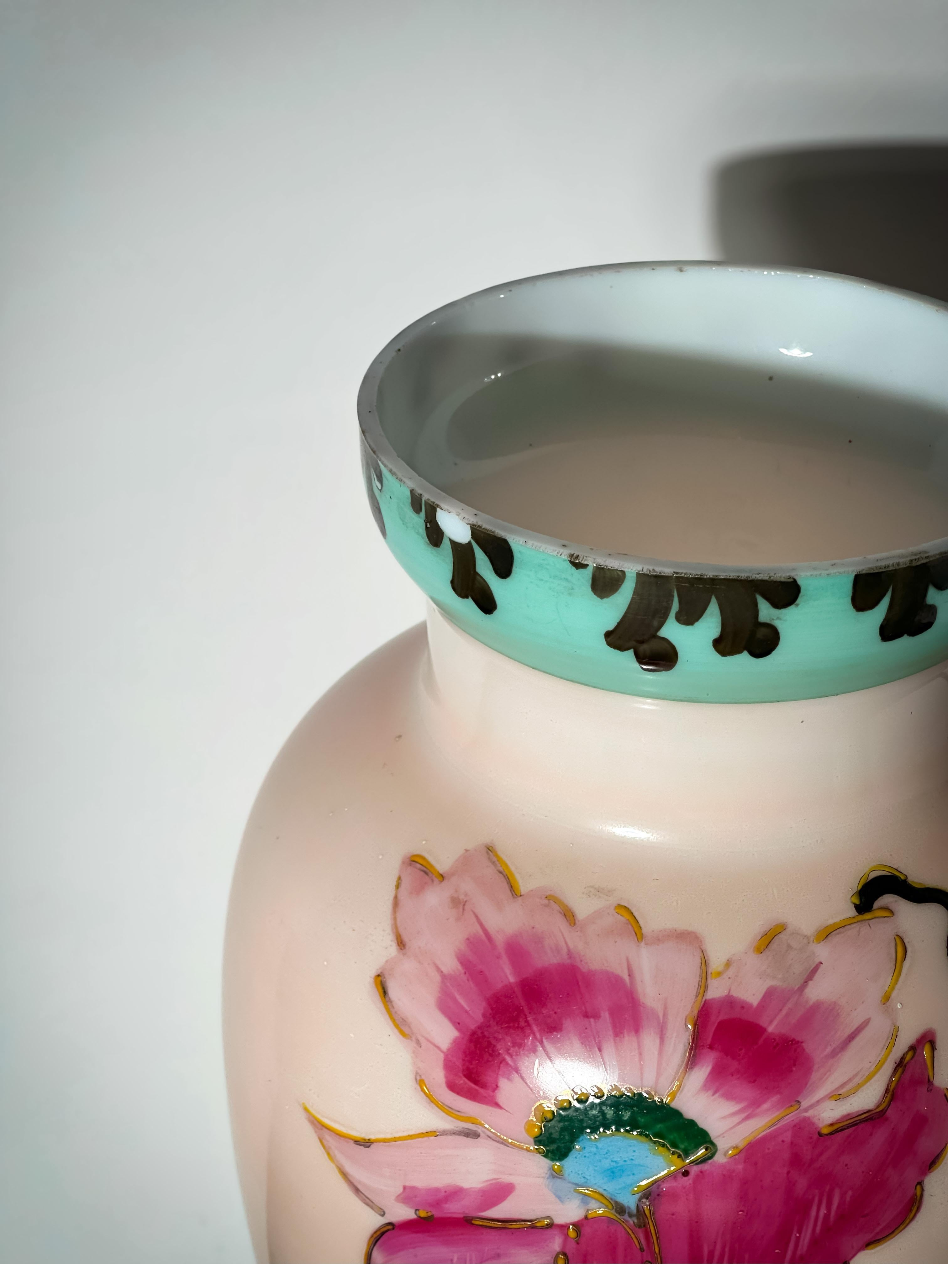 Smalto Vaso in vetro opalino rosa Art Nouveau francese con papaveri smaltati, 1896 ca. in vendita