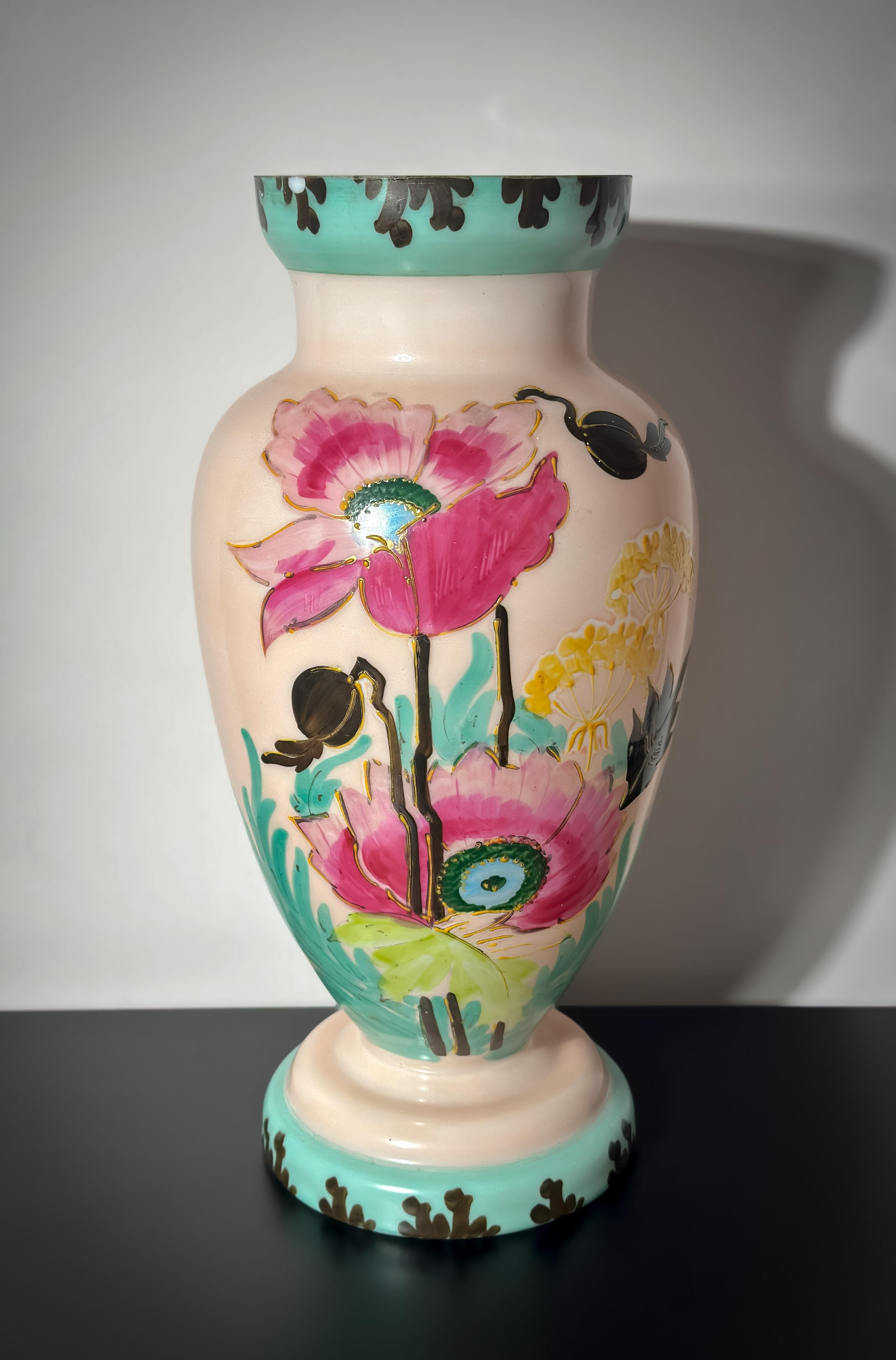Vaso in vetro opalino rosa Art Nouveau francese con papaveri smaltati, 1896 ca. in vendita 1