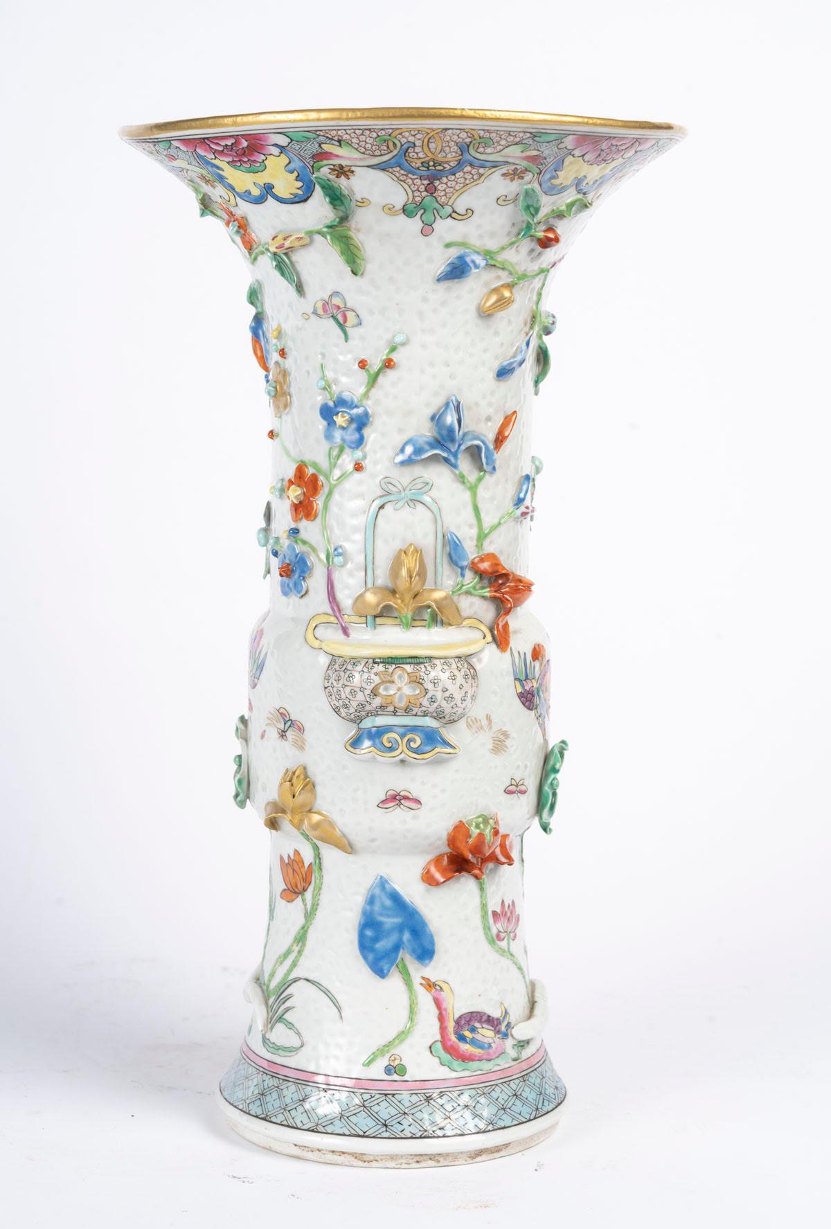 Vaso in porcellana smaltata, XX secolo, Cina

H. H. 36 cm, P. 20 cm.
Contattaci prima di ordinare per confermare la disponibilità.