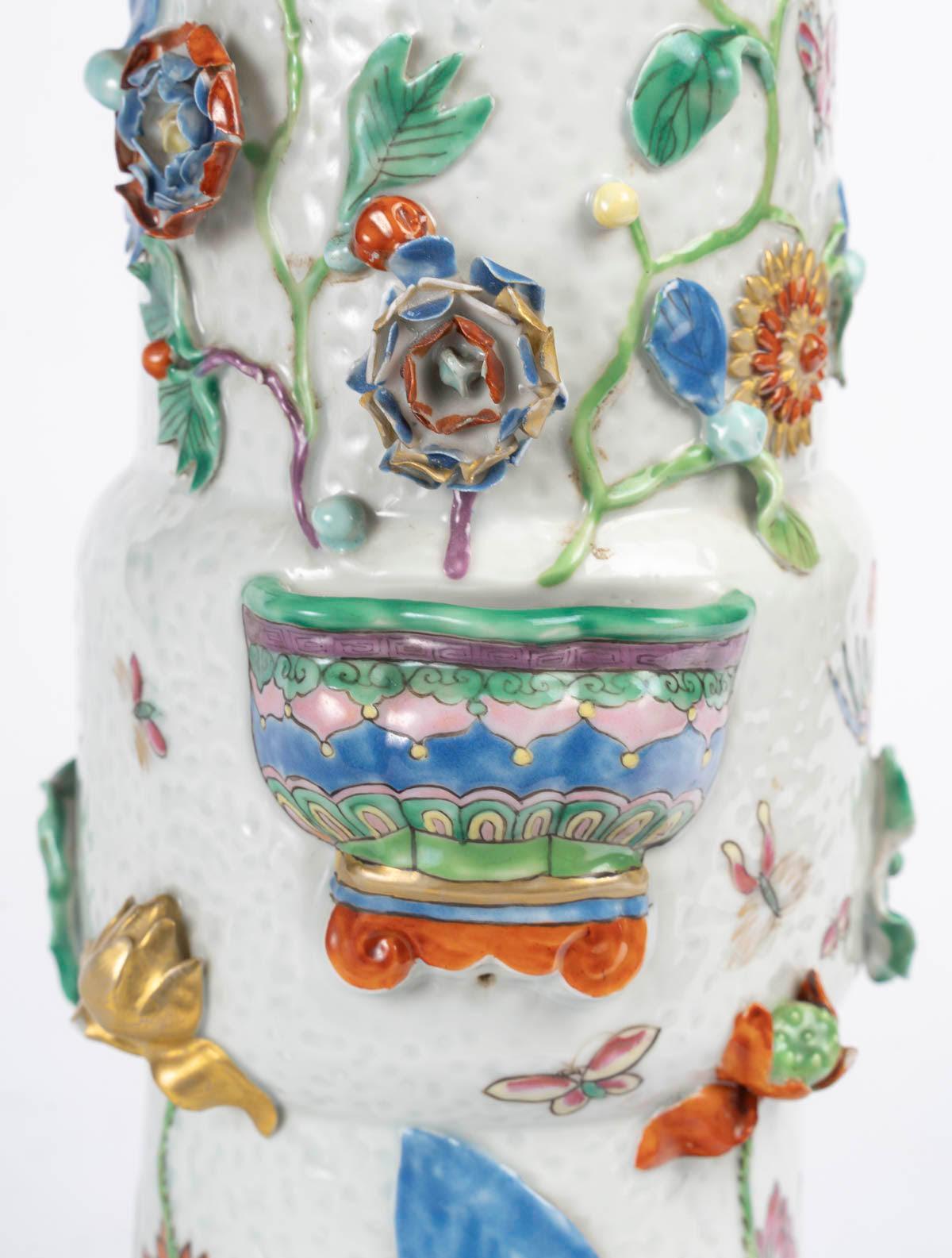 Porcellana Vaso in porcellana smaltata nel gusto della Cina. in vendita