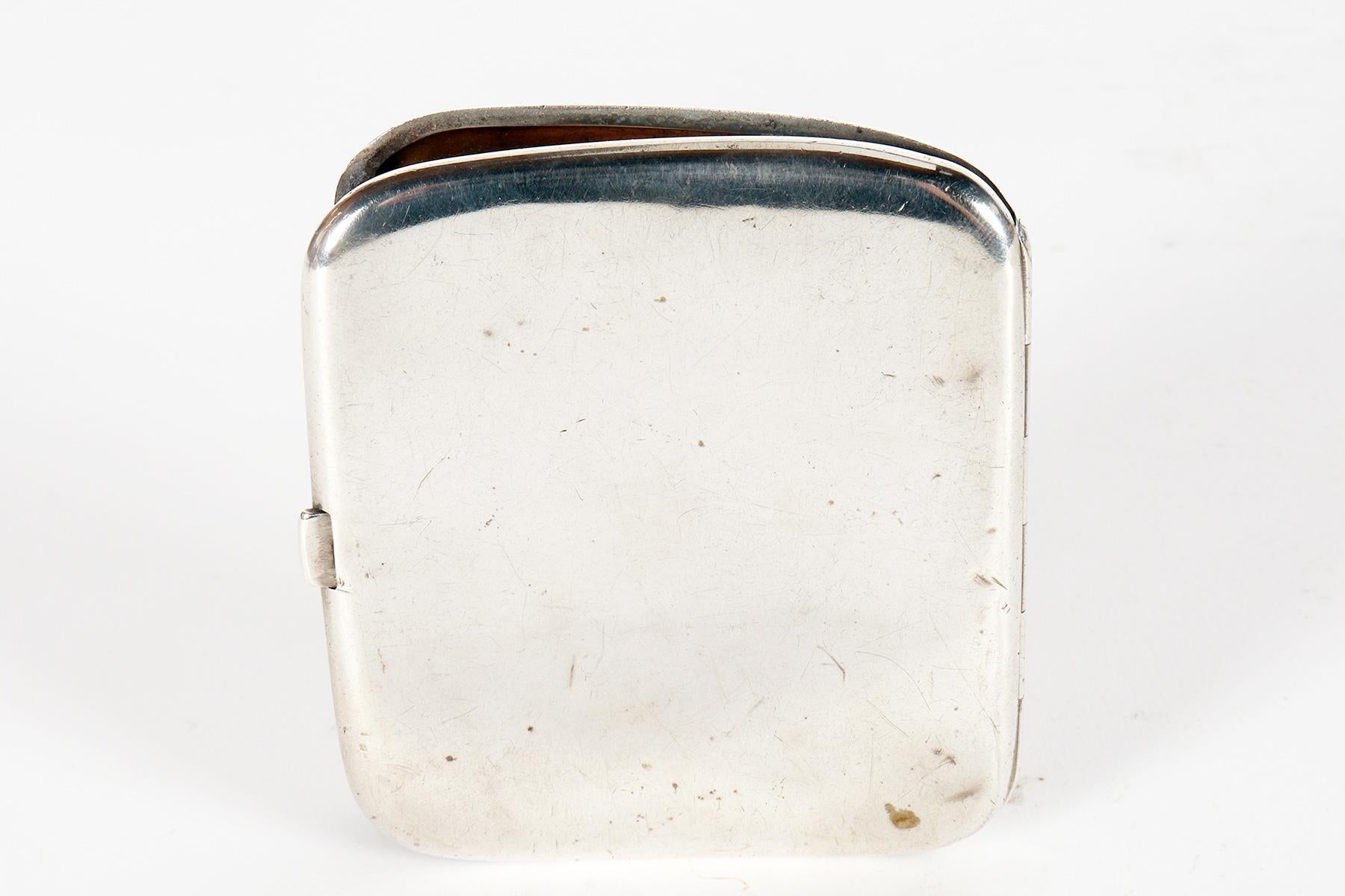Portasigarette in argento smaltato con scena erotica di donna nuda. Germania 1900. in vendita 4