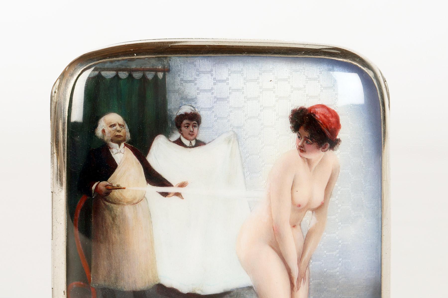 XX secolo Portasigarette in argento smaltato con scena erotica di donna nuda. Germania 1900. in vendita
