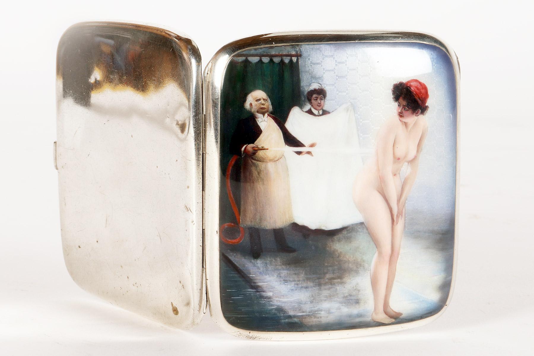 Portasigarette in argento smaltato con scena erotica di donna nuda. Germania 1900. in vendita 1