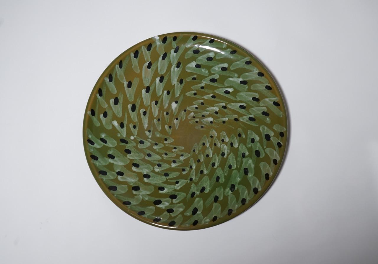 Assiette en terre cuite avec décorations en émail sous-peint par Carla Accardi, années 1960.

Biographie
Né en 1924, Accardi a suivi une formation à l'Accademia di belle arti, à Florence, avant de s'installer à Rome en 1946. Elle était affiliée à la