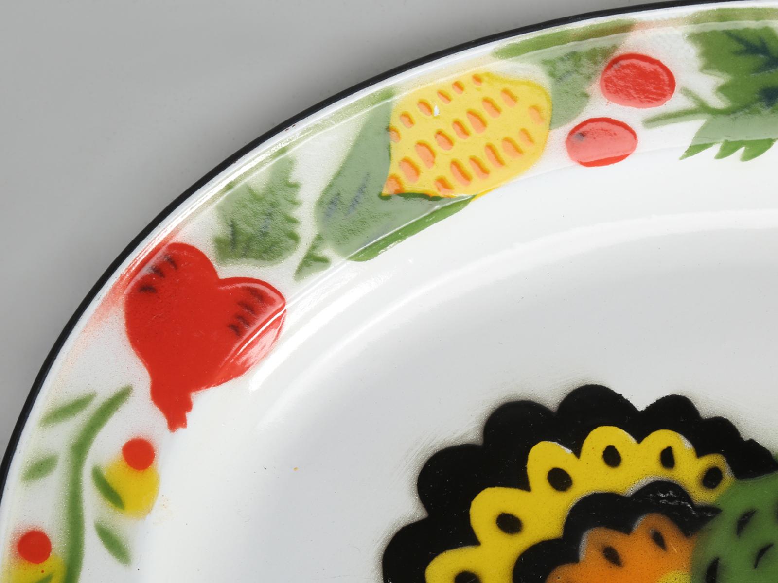 Enamel cookware began in Germany, during the 18th century. During the early 1800s, vitreous enamel coating, referred to as porcelain in the states, for kitchen pans were becoming popular.
Enamel came to America after Europe in the mid-1850s. In