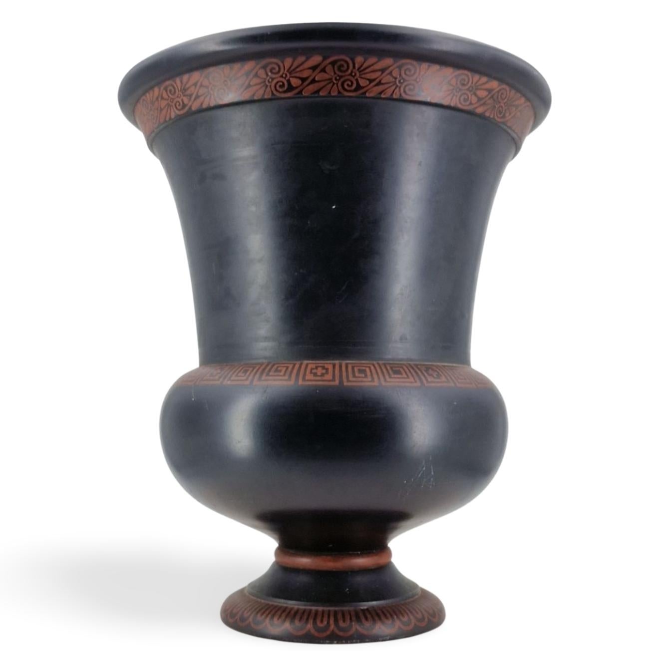 Eine große Vase aus schwarzem Basalt mit zurückhaltendem neoklassizistischem Dekor nach Vorbildern aus der Hamilton Collection, die sich heute im British Museum befindet.

Die Form ist als Campana bekannt. Campana-Vasen sind eine besondere Form der