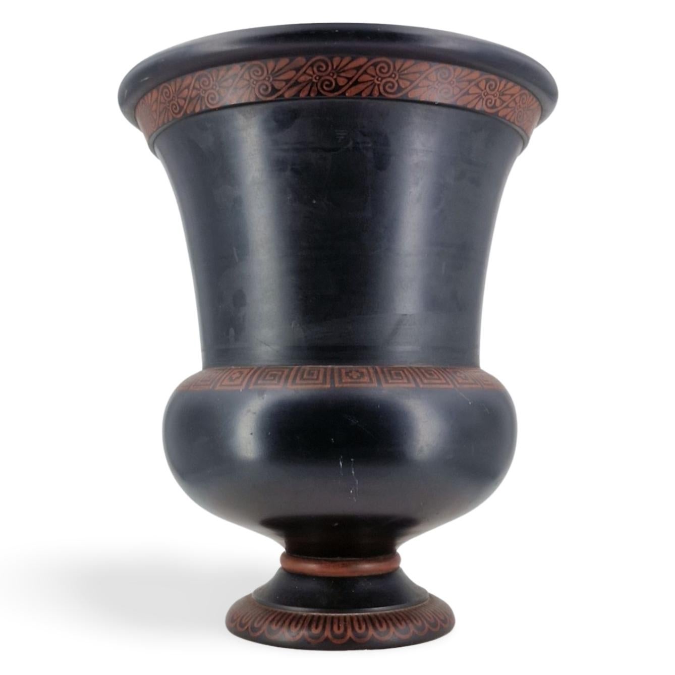 Enkaustisch bemalte Basaltvase, Wedgwood, um 1785 (Gedrechselt) im Angebot