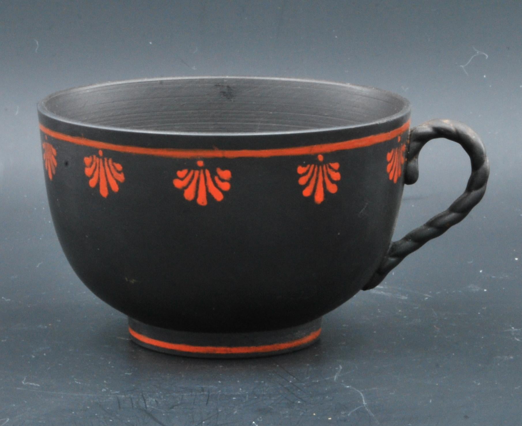 Enkaustik bemalte Tasse und Untertasse aus schwarzem Basalt, Wedgwood C1790 (Neoklassisch) im Angebot