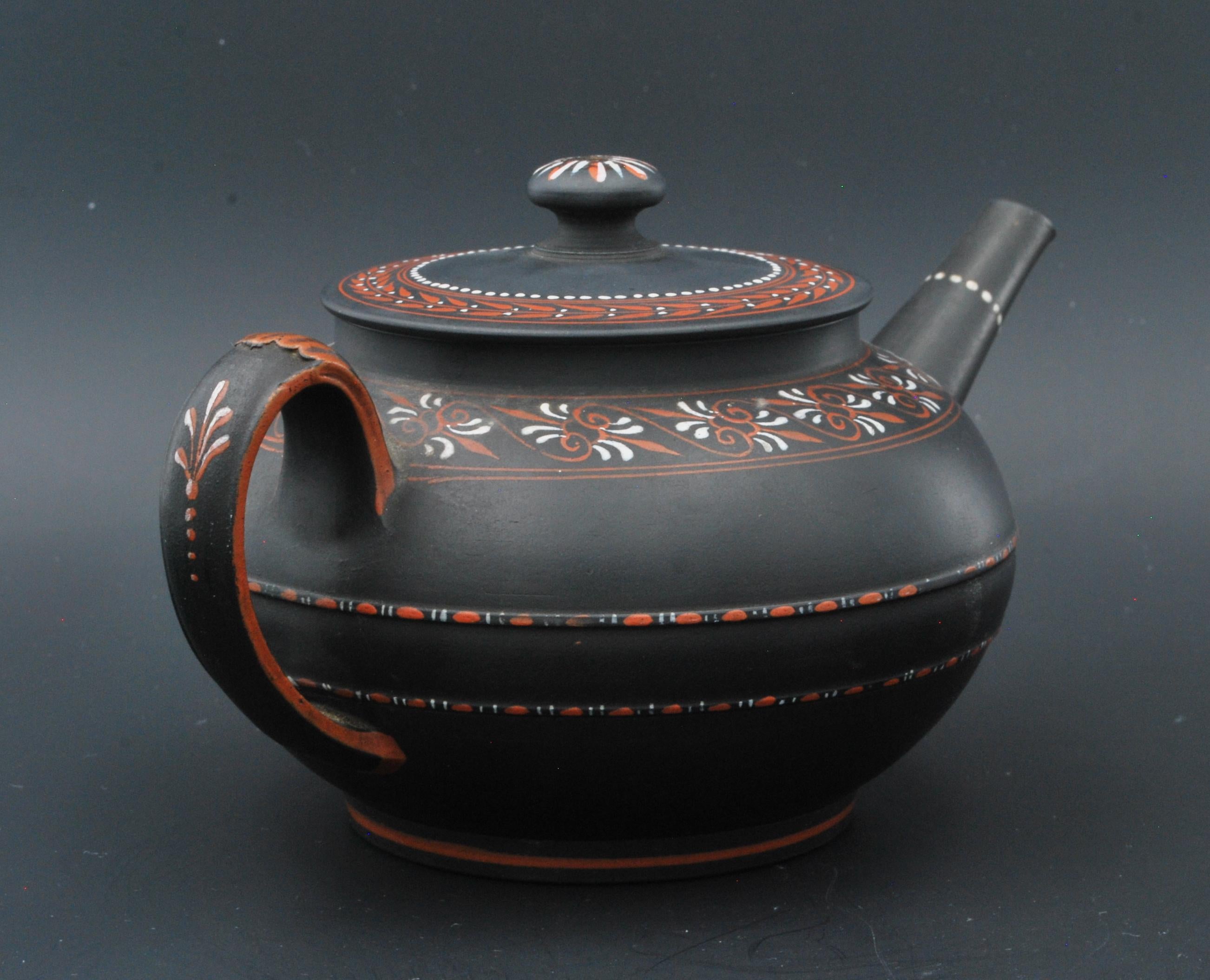 Bemalte Enkaustik-Teekanne aus schwarzem Basalt, Wedgwood C1780 (18. Jahrhundert) im Angebot
