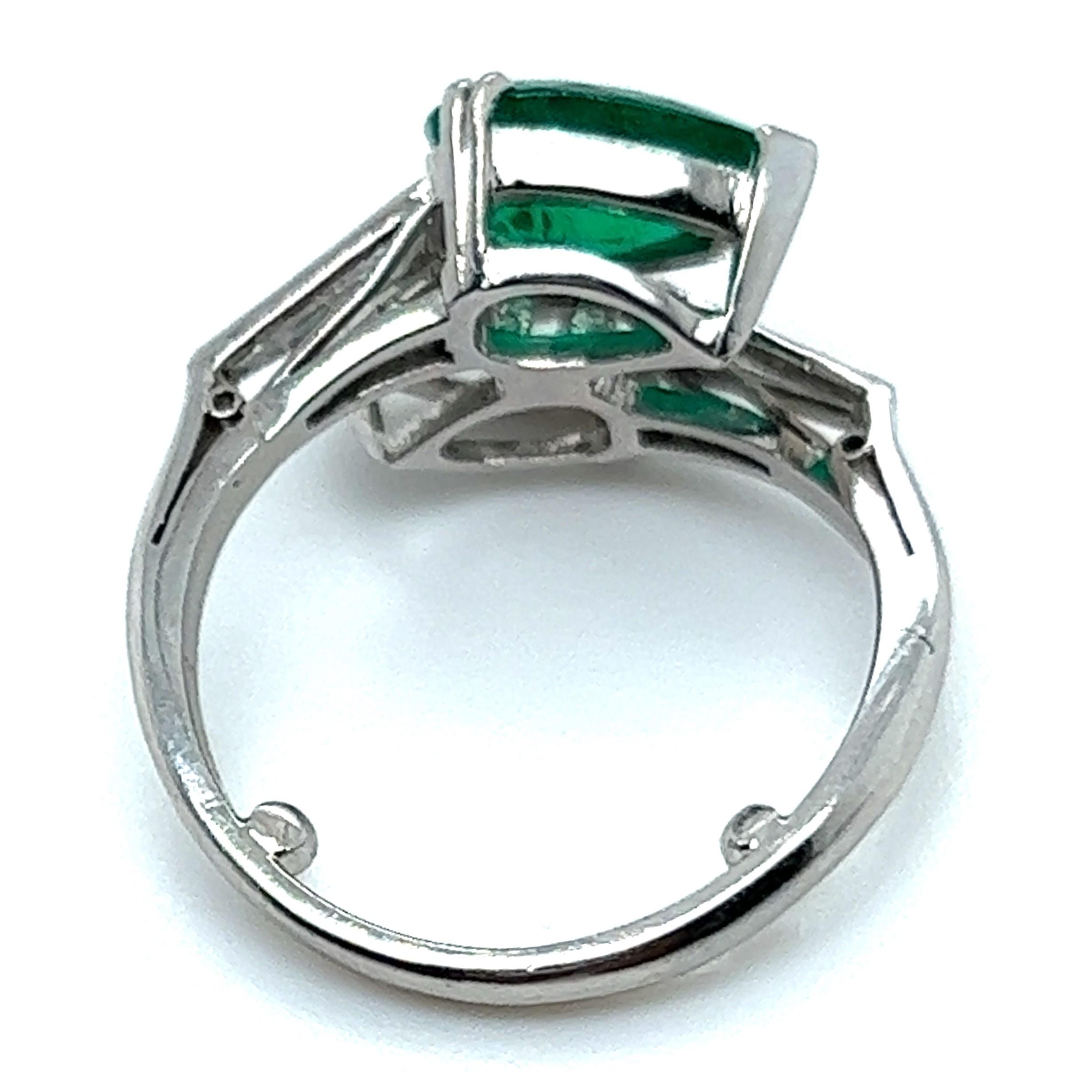 Enchanted 1.25 Carat Emerald and Diamond Toi et Moi Ring in Platinum For Sale 2