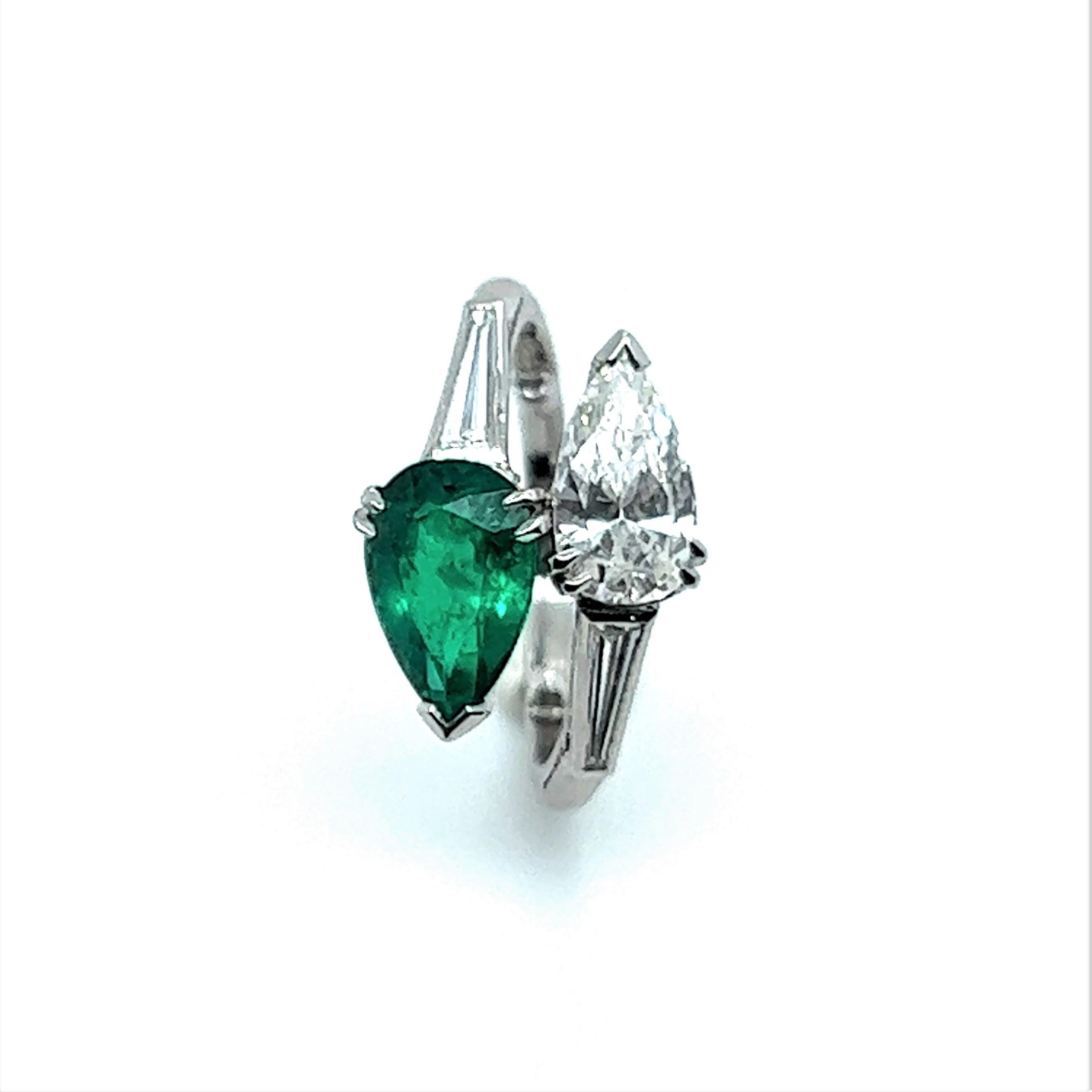 Enchanted 1.25 Carat Emerald and Diamond Toi et Moi Ring in Platinum In Good Condition For Sale In Lucerne, CH