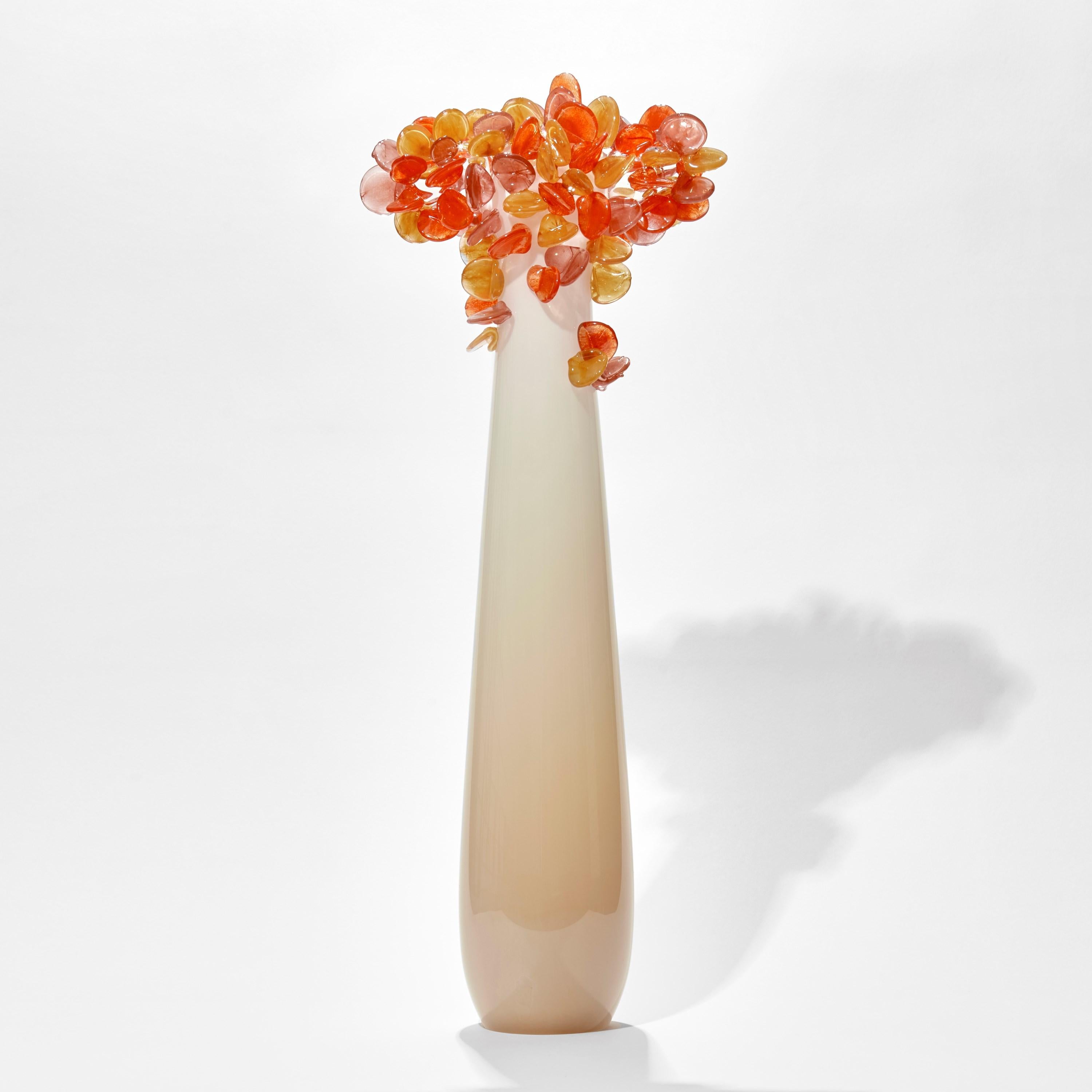 Organique Enchanted Dawn in Oranges I, une sculpture d'arbre en verre abstrait de Louis Thompson en vente