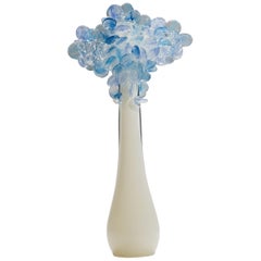 Enchanted Dawn in Blue:: eine einzigartige Baumskulptur aus Glas von Louis Thompson