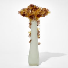 Enchanted Dusk in Bronze III, una scultura astratta in vetro di Louis Thompson.