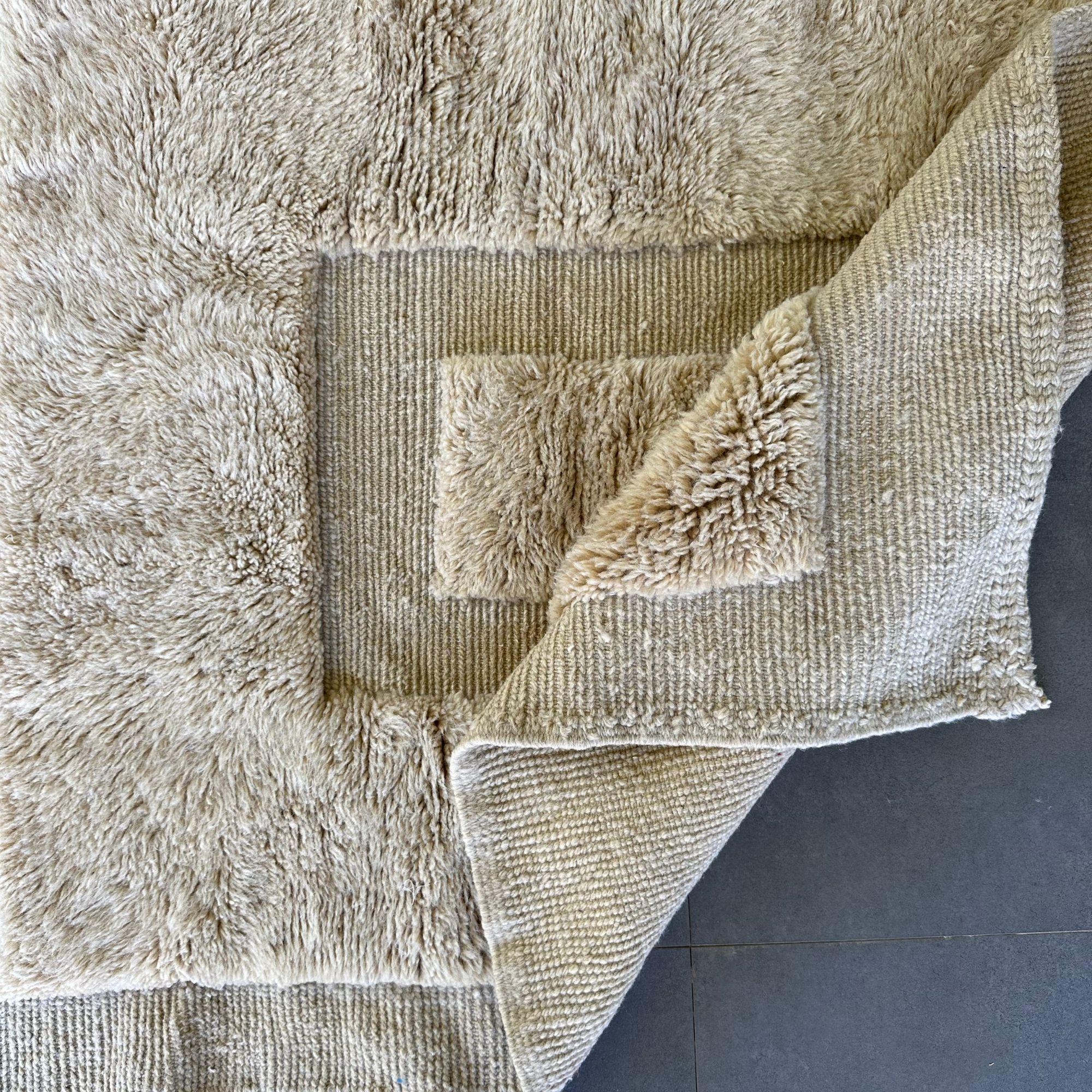 Voici l'Eleg enchanté, un superbe tapis marocain qui apporte élégance et texture à n'importe quel espace. Ce chemin de table exquis présente un motif géométrique unique composé de deux grands carrés, chacun contenant deux petits carrés à