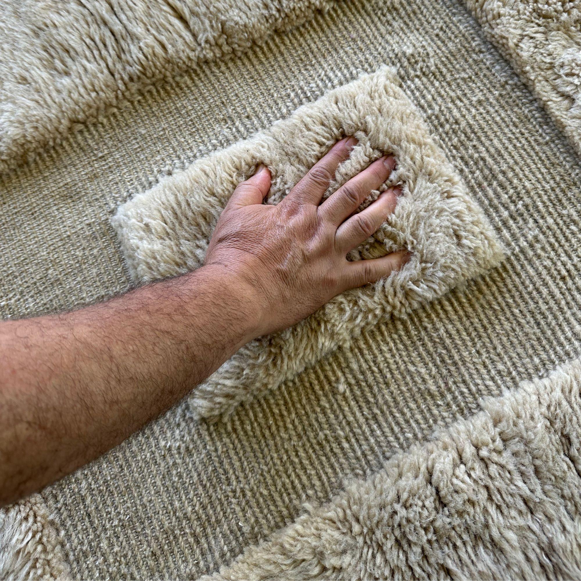 Marocain Tapis marocain Enchanted Echo, tissé à la main, design berbère géométrique, MTO en vente