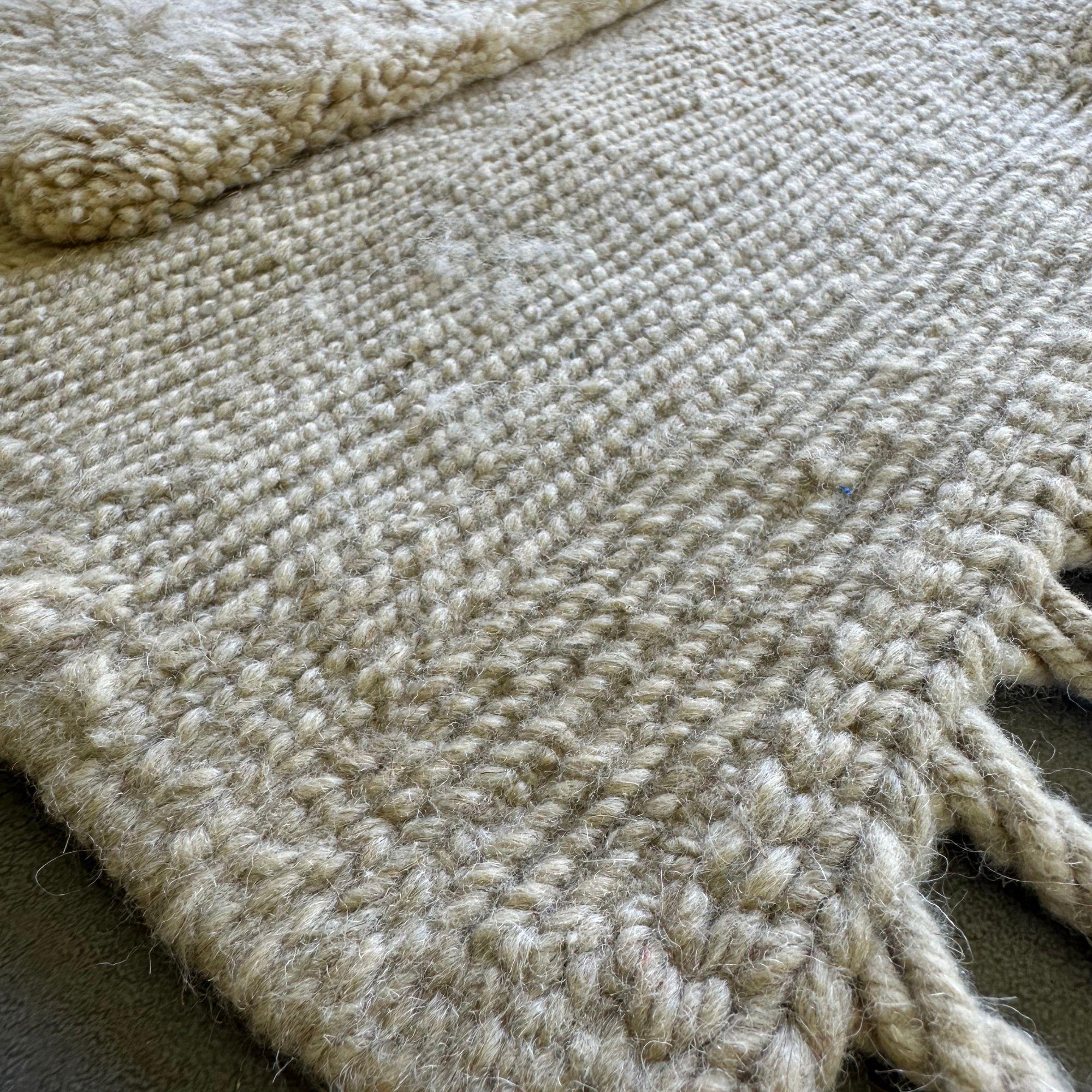 Noué à la main Tapis marocain Enchanted Echo, tissé à la main, design berbère géométrique, MTO en vente