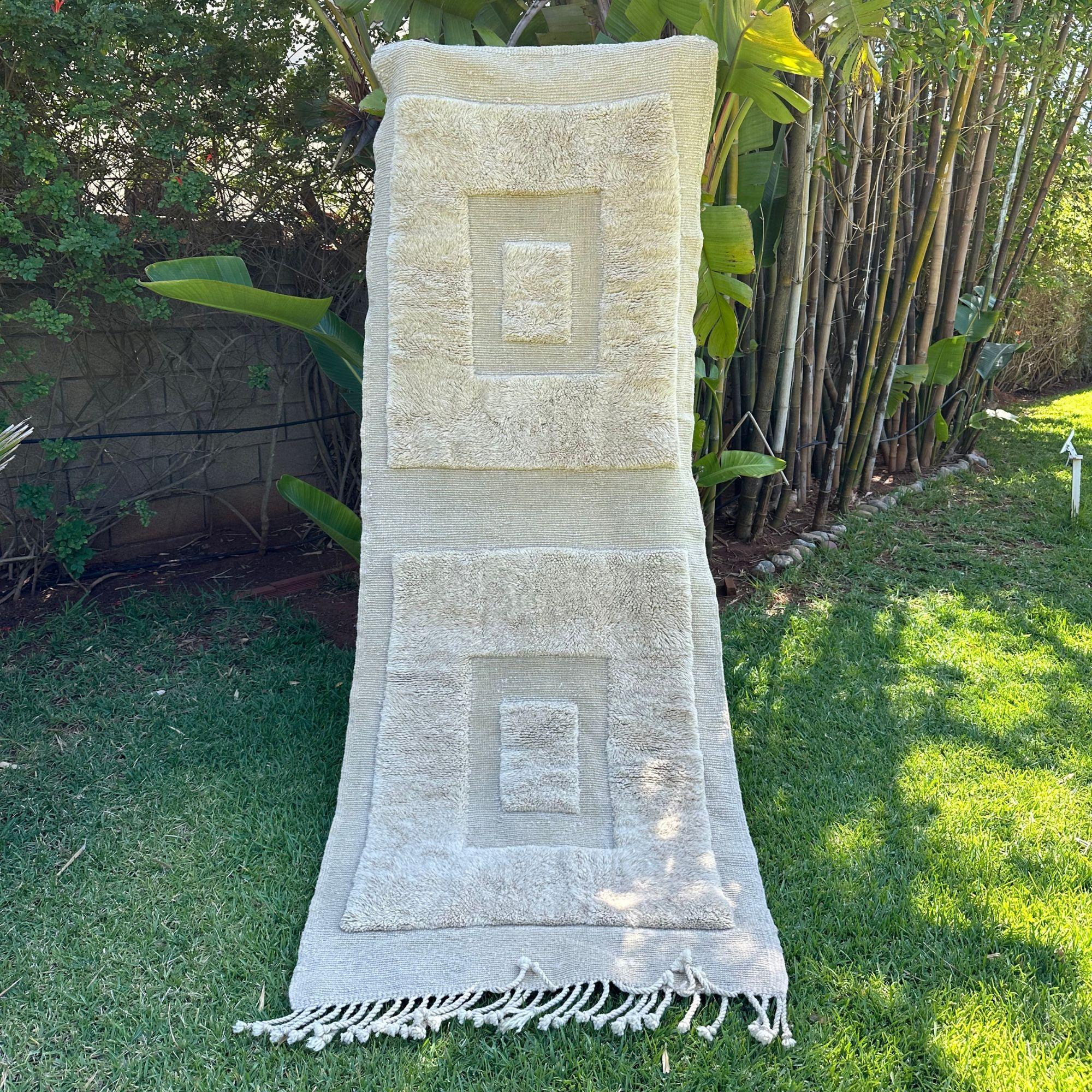 Laine Tapis marocain Enchanted Echo, tissé à la main, design berbère géométrique, MTO en vente