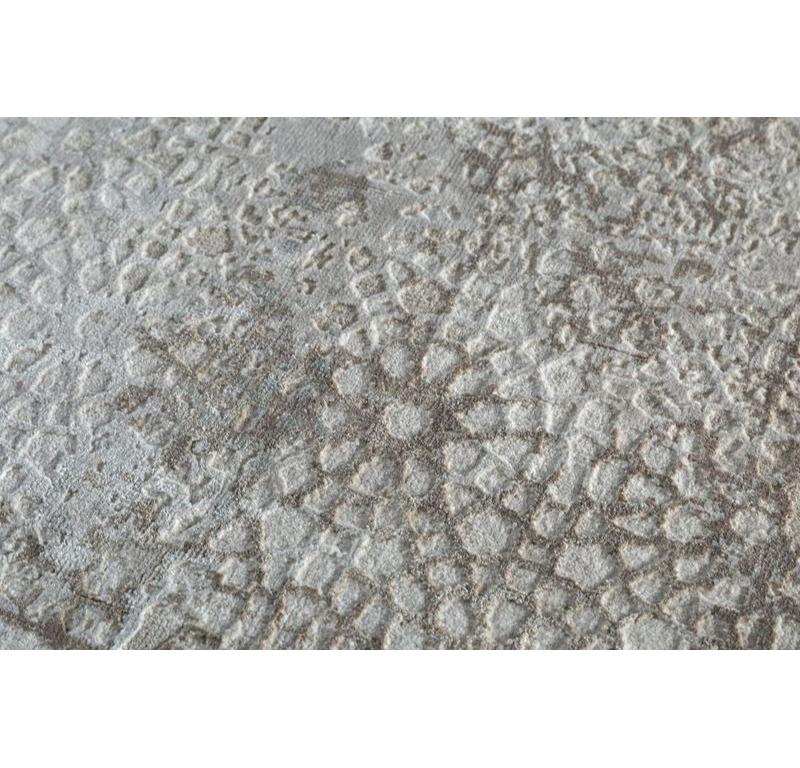 Enchanted Rustic Reverie Antikes Weiß & Dunkles Elfenbein 240x300 cm Handgeknüpfter Teppich (Indisch) im Angebot